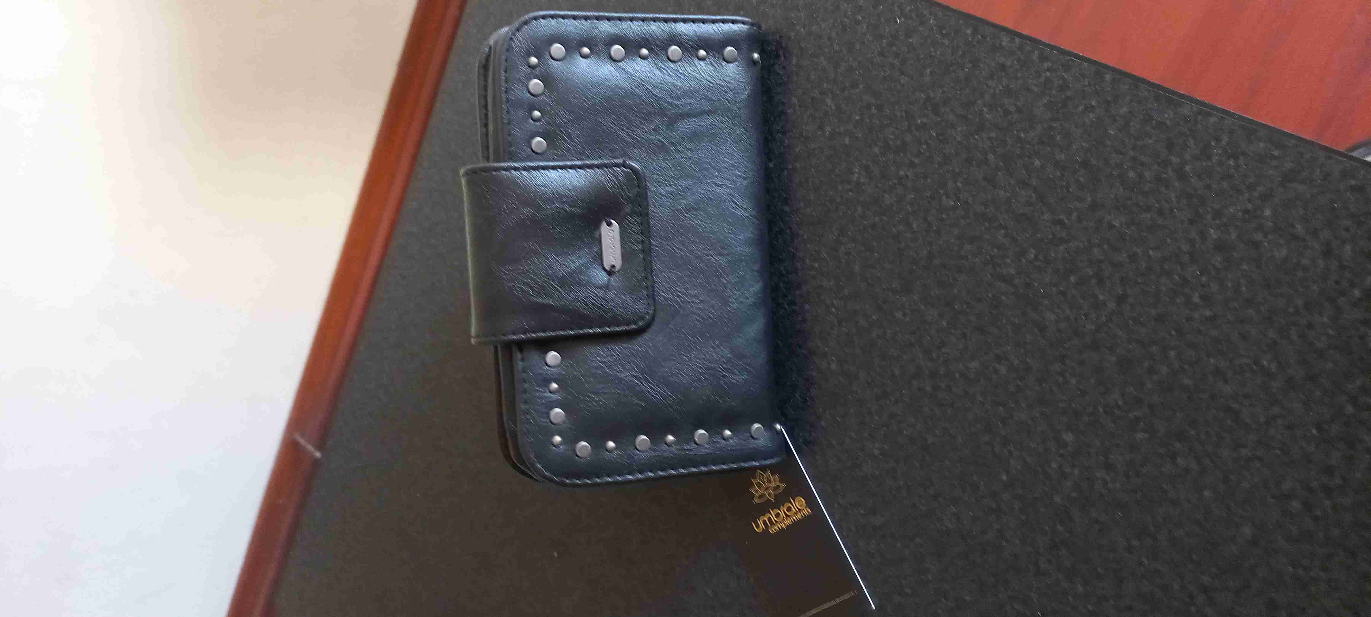 Billetera negra con tachas