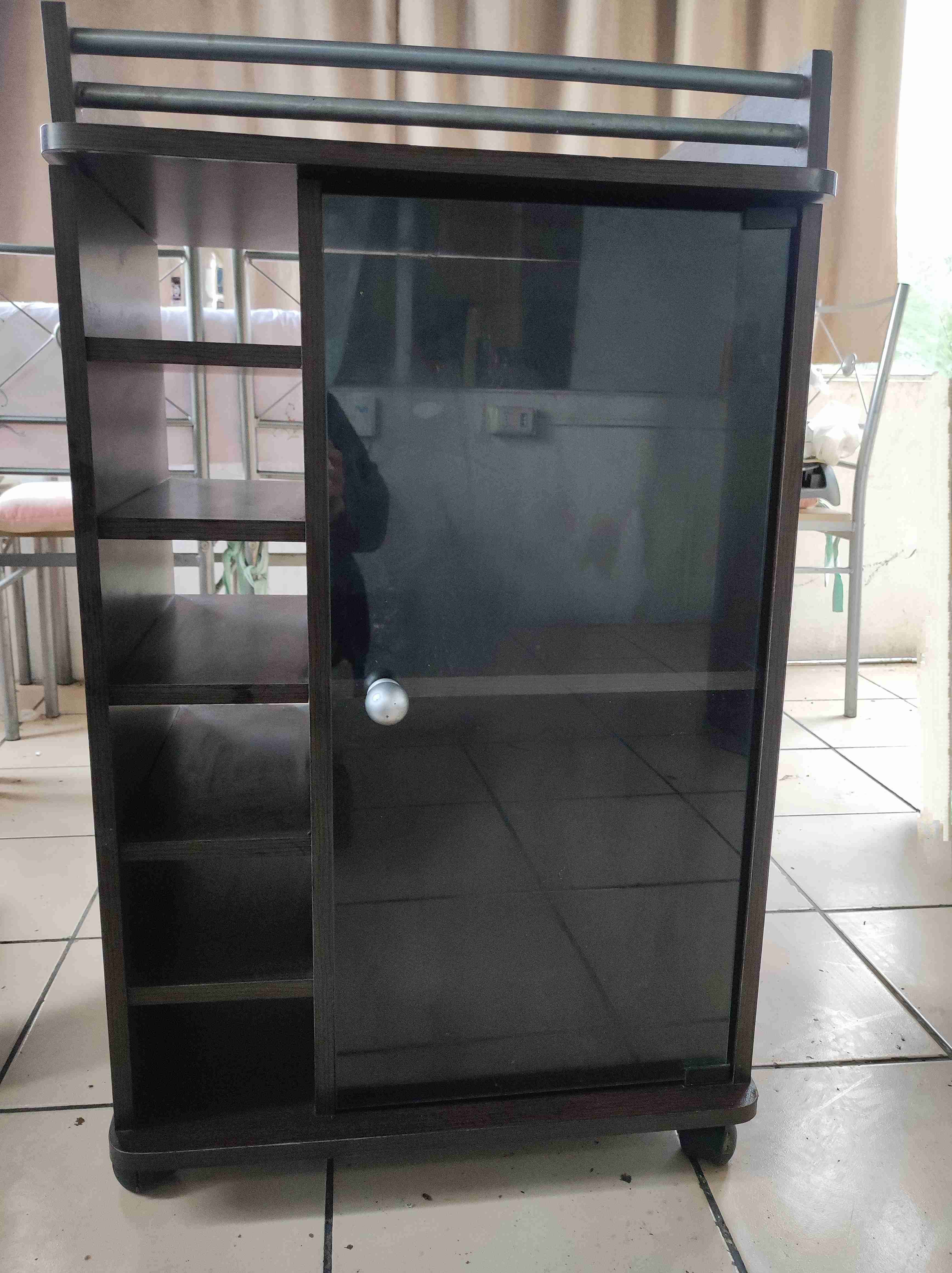 Bar caoba moderno con ruedas y puerta de vidrio