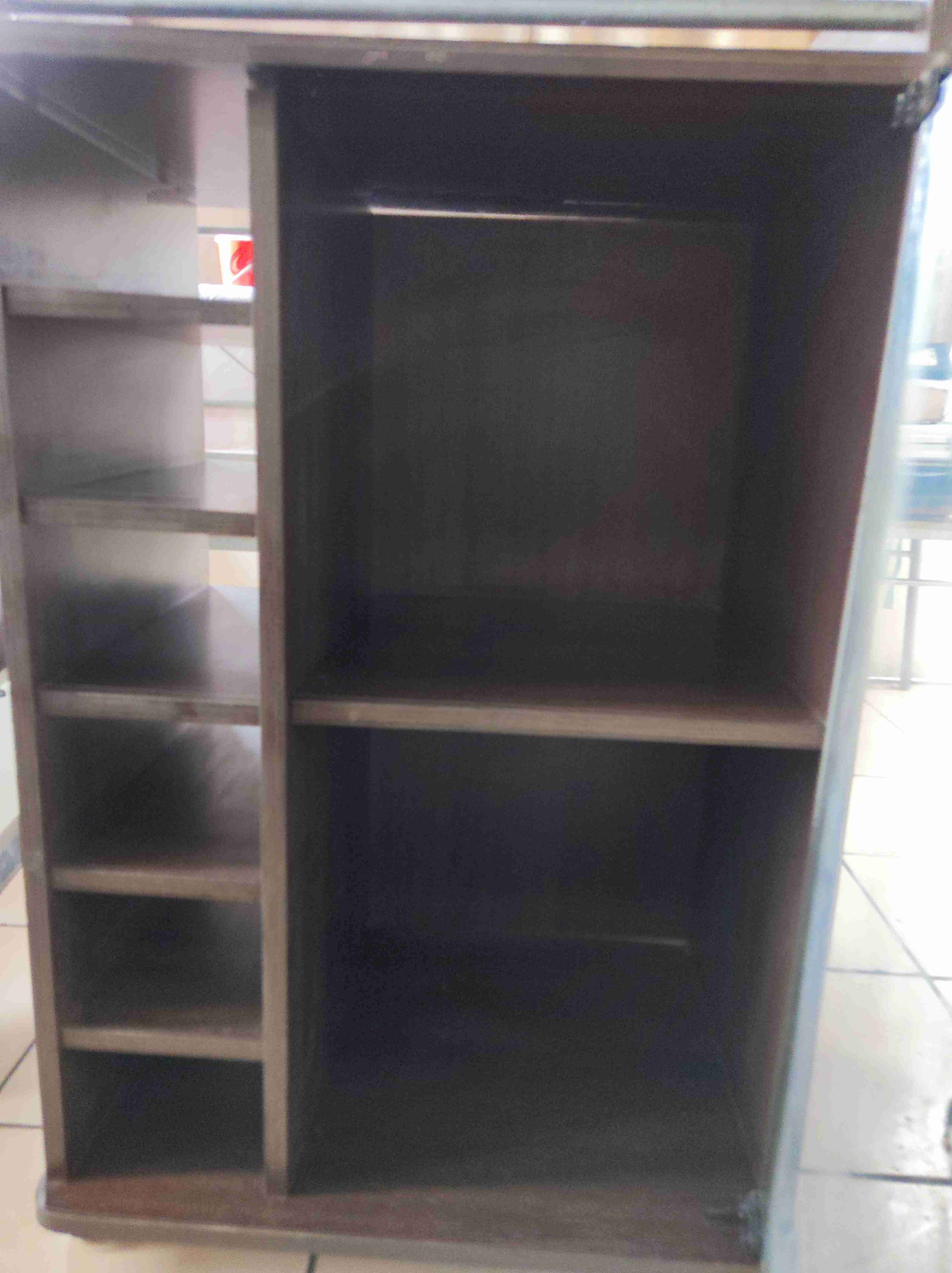 Bar caoba moderno con ruedas y puerta de vidrio - miniatura 2