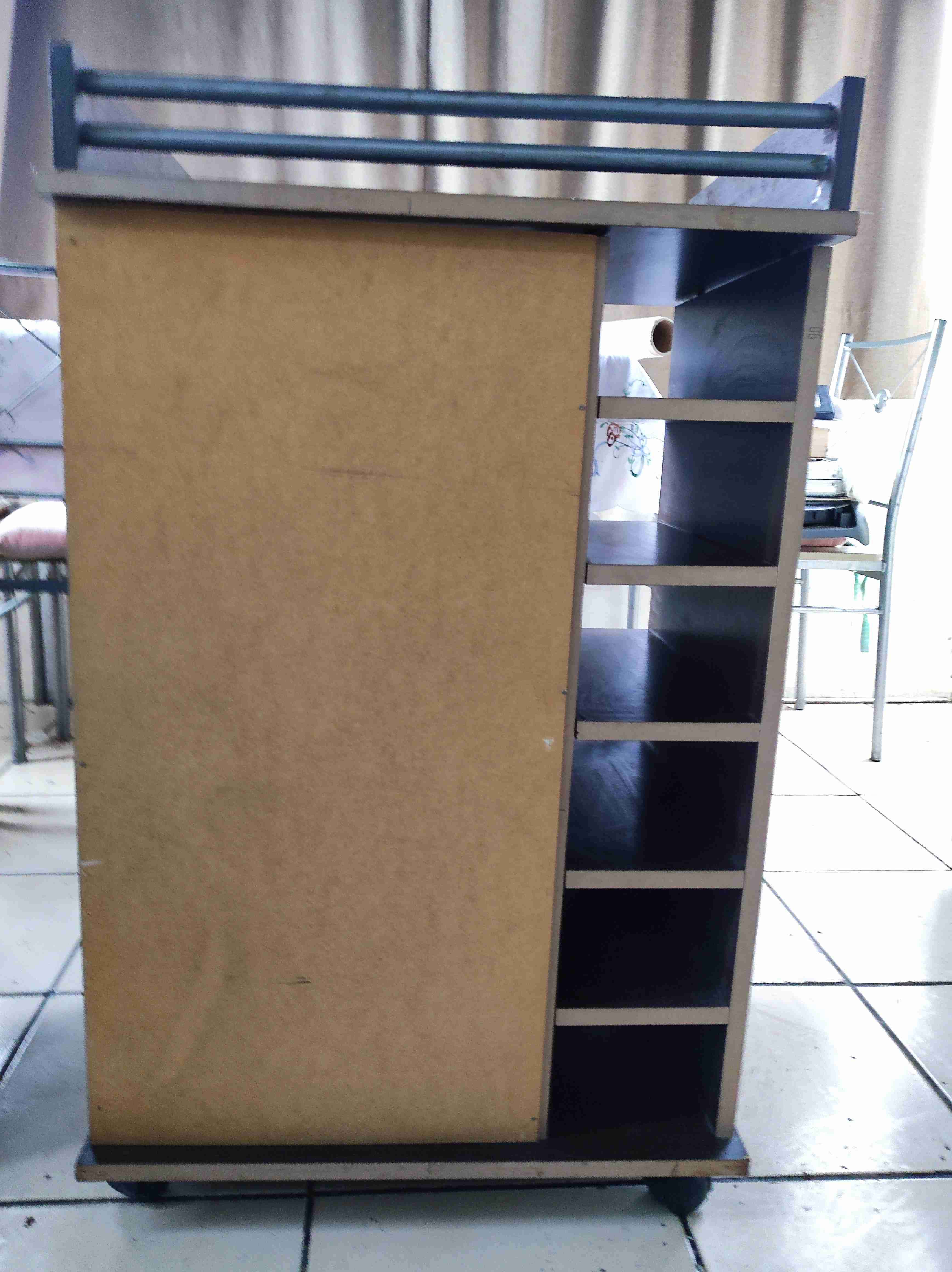 Bar caoba moderno con ruedas y puerta de vidrio - miniatura 3