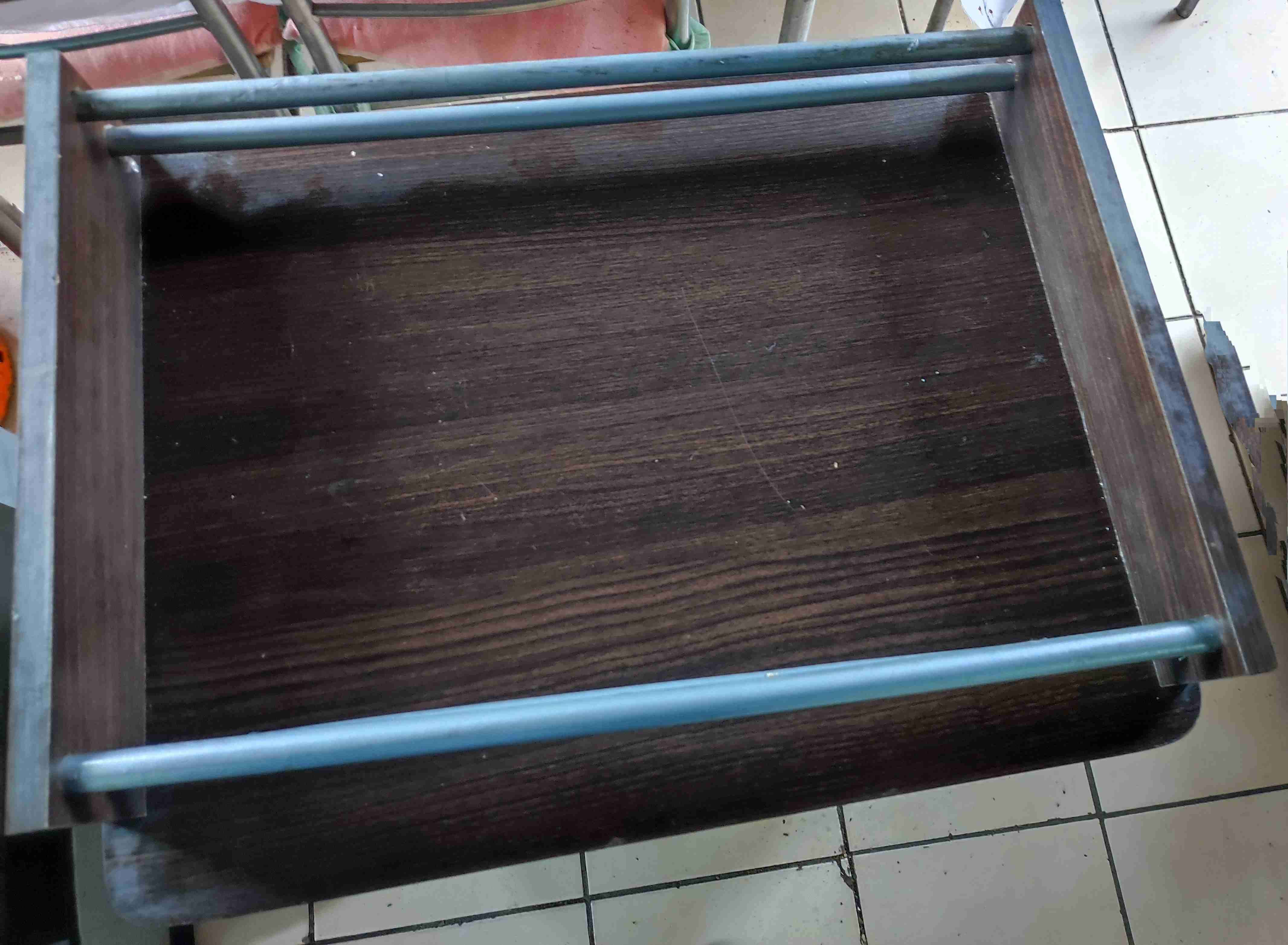 Bar caoba moderno con ruedas y puerta de vidrio - miniatura 4