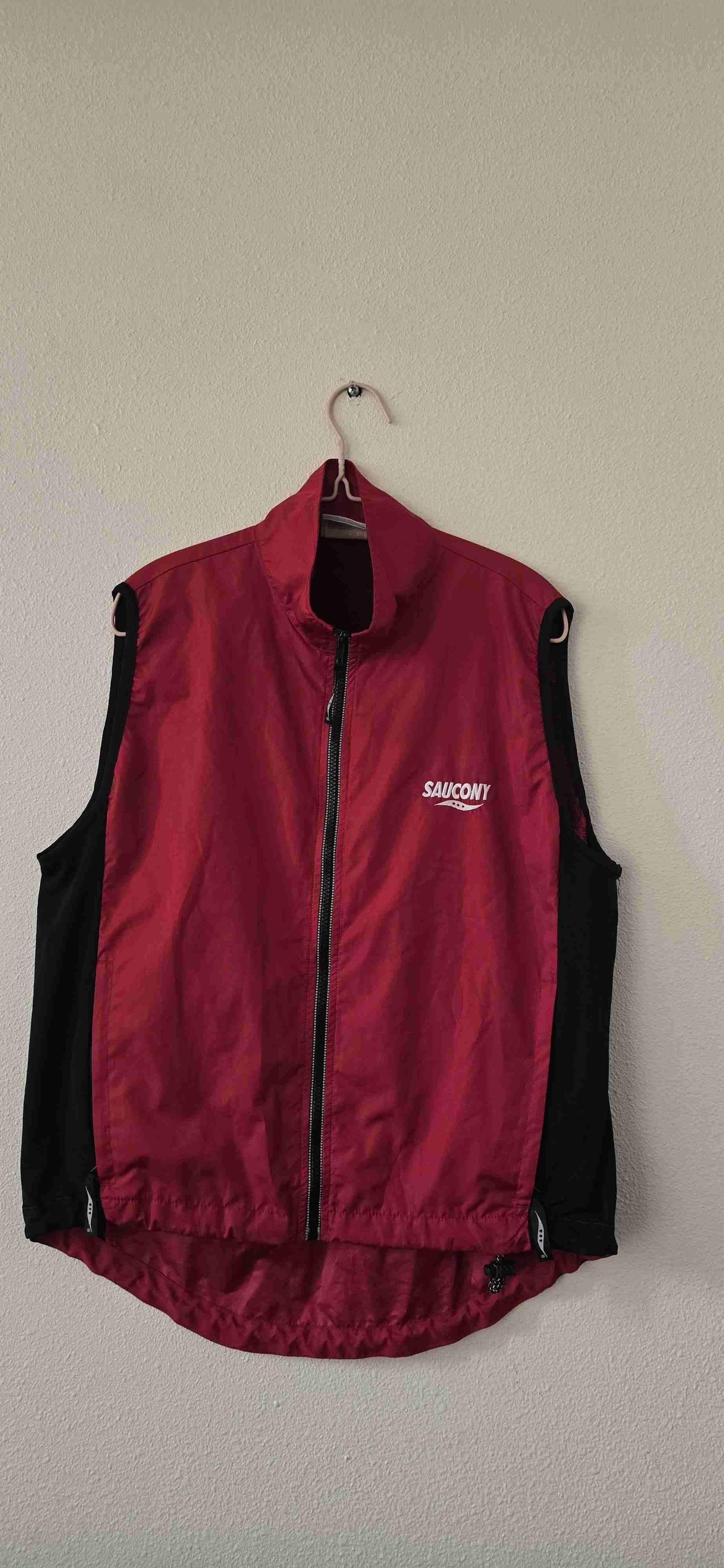 Chaqueta roja sin mangas (conversable)