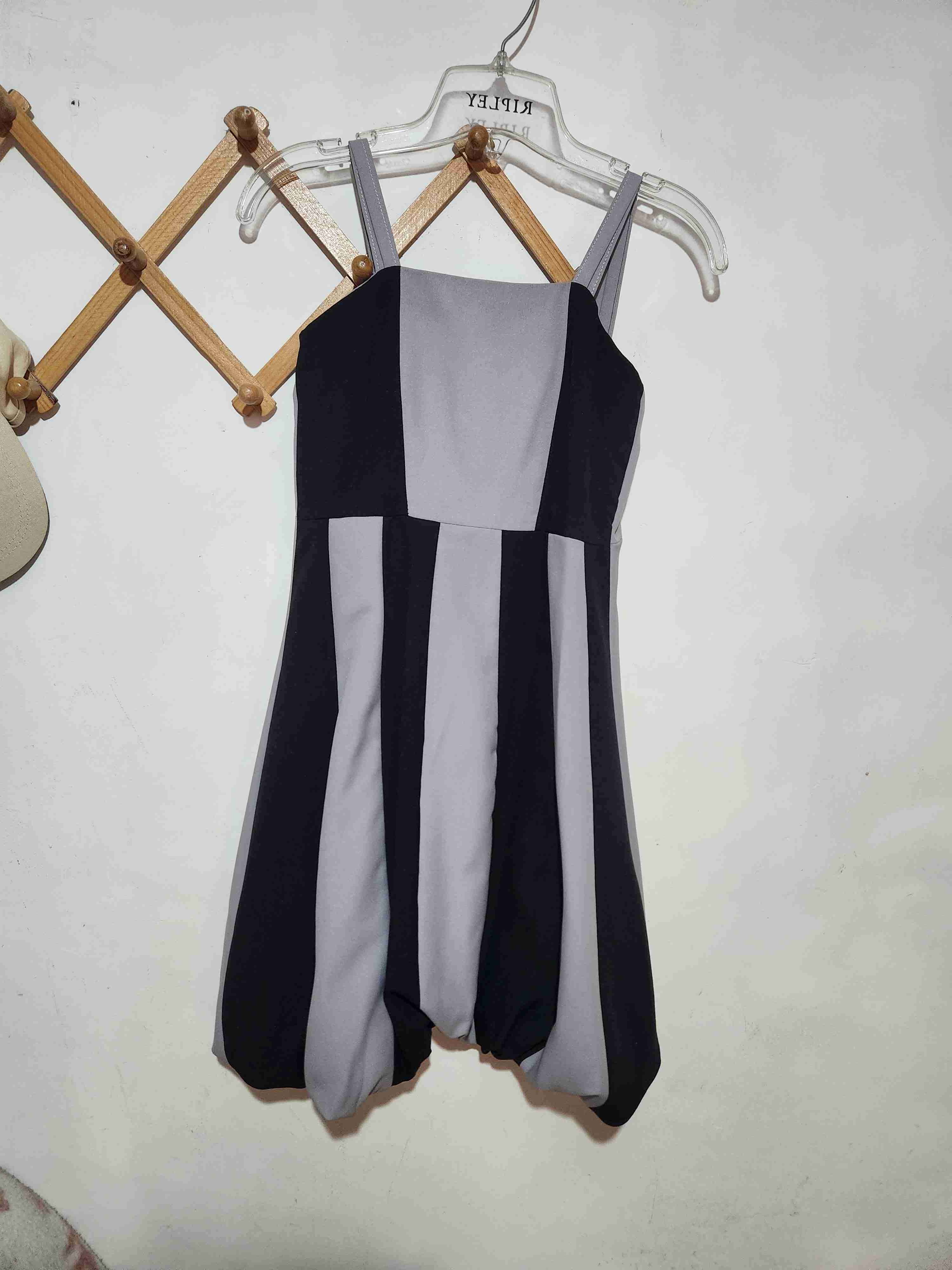 Vestido a rayas gris y negro