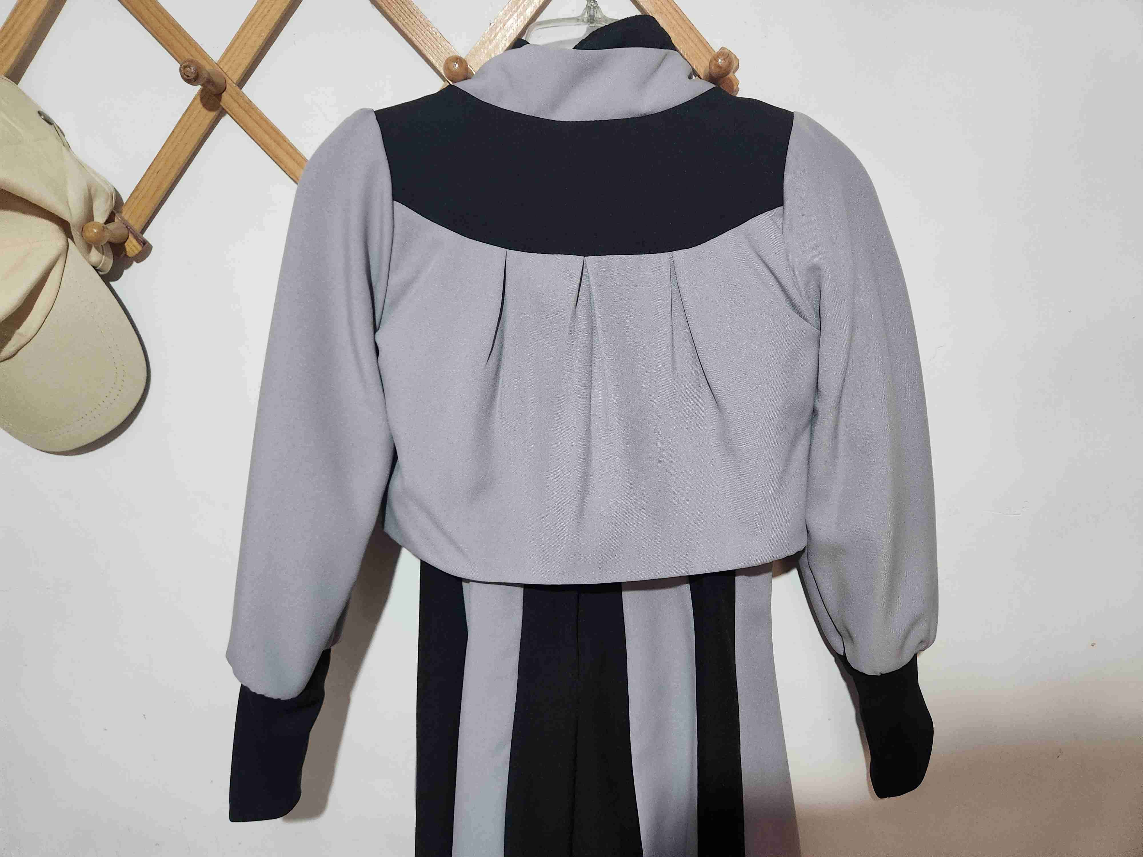 Vestido a rayas gris y negro - miniatura 3