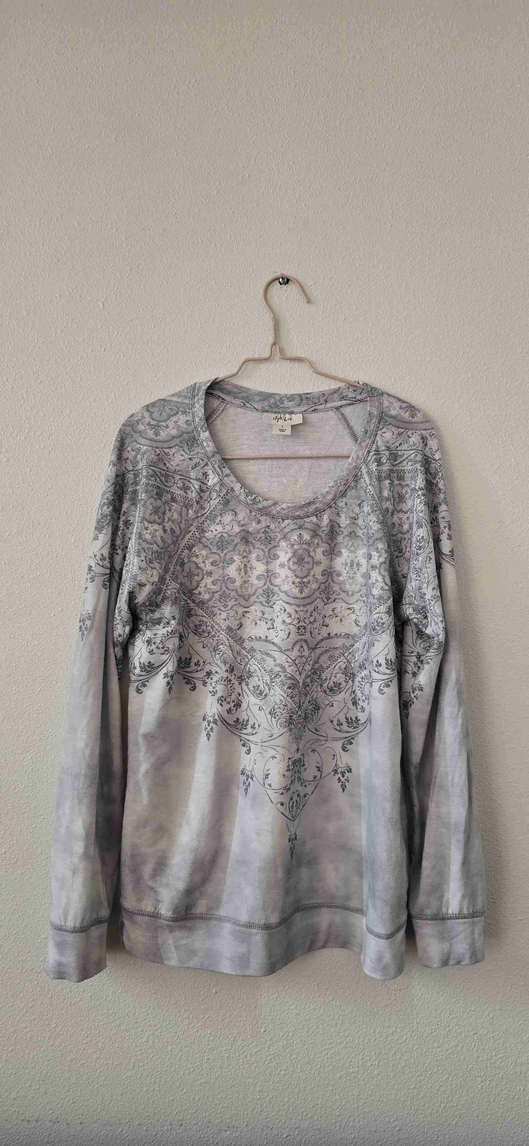 Sweater estampado gris y blanco