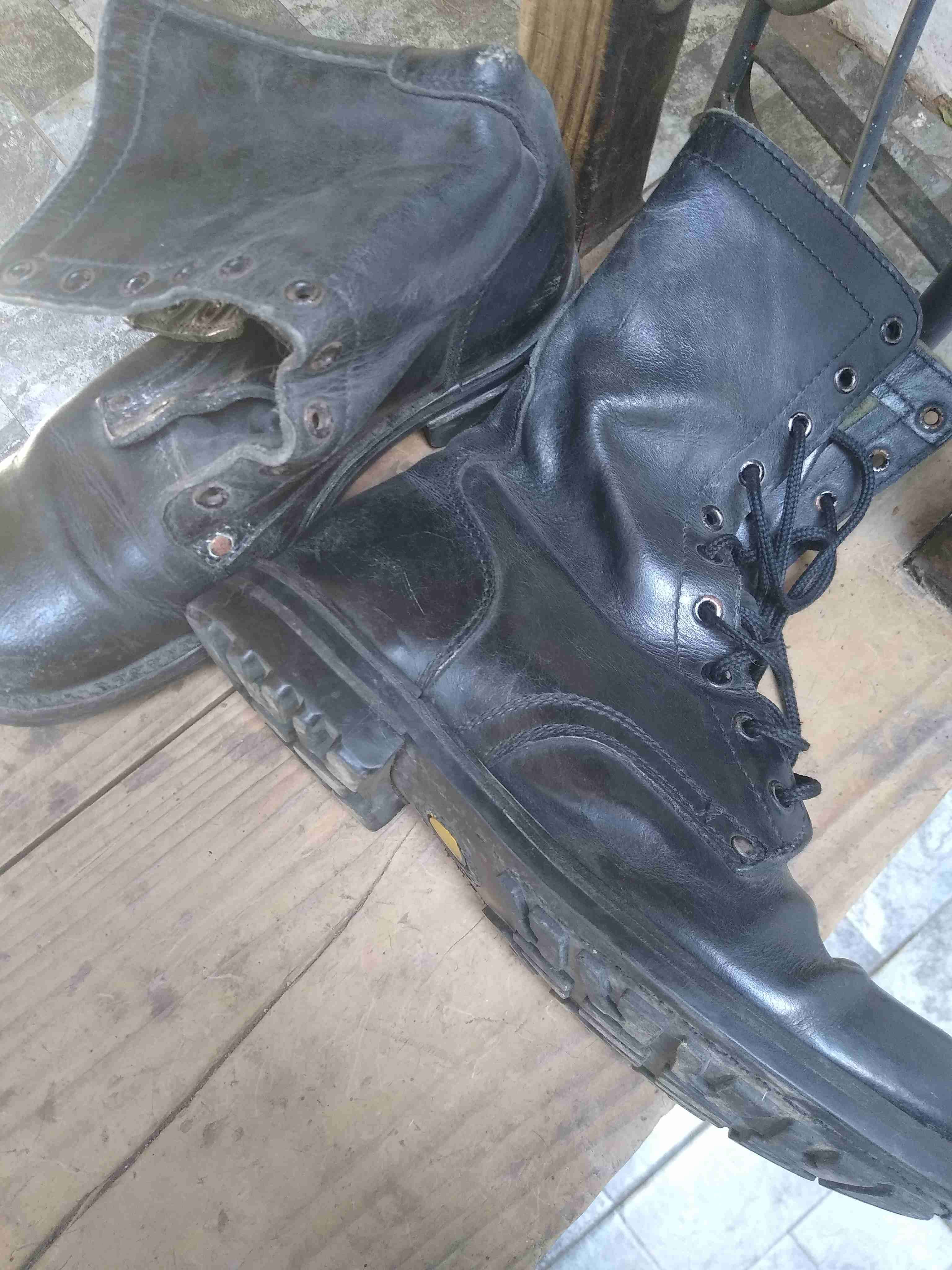 Botas de cuero negro gastadas