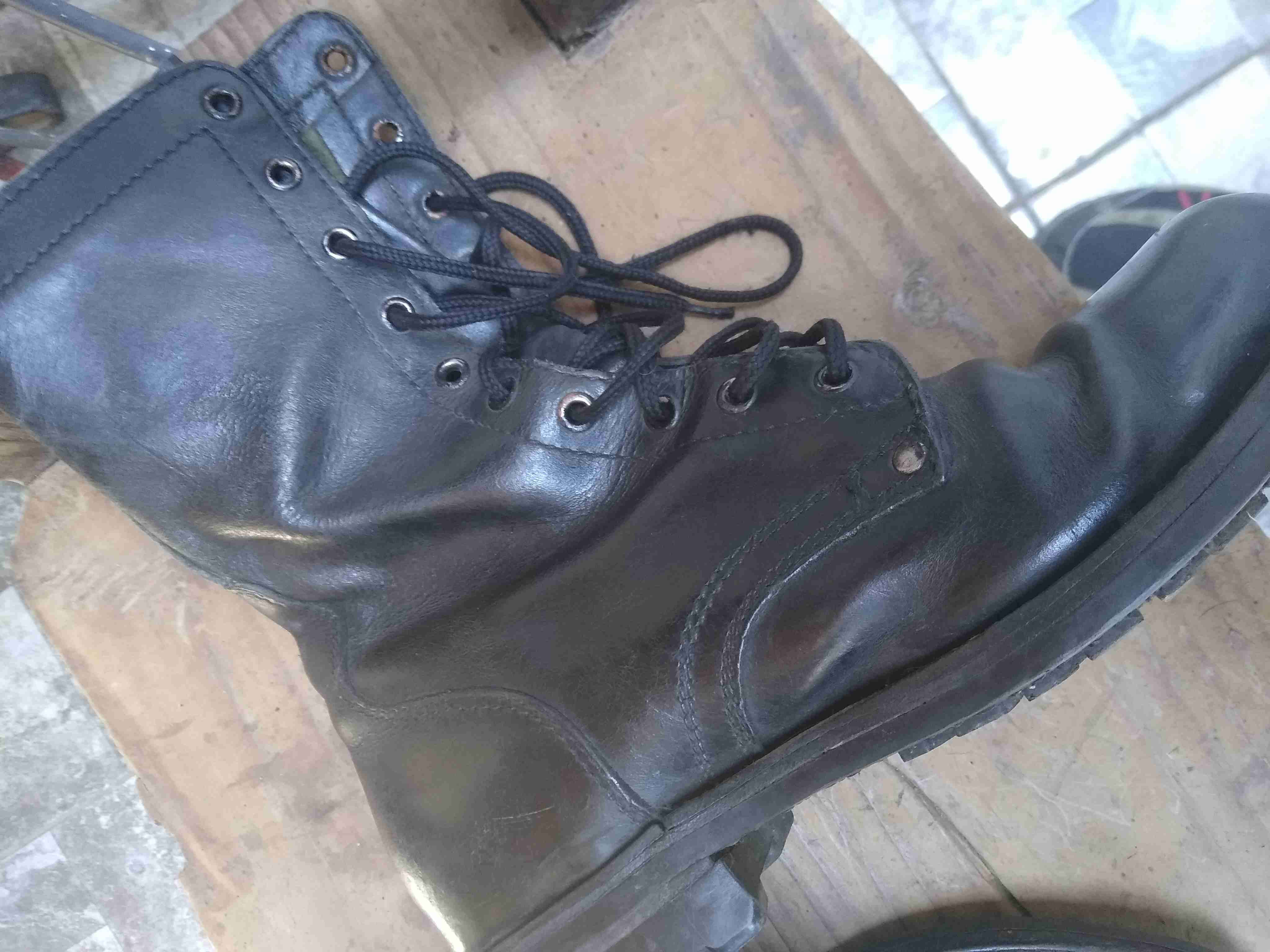 Botas de cuero negro gastadas - miniatura 2