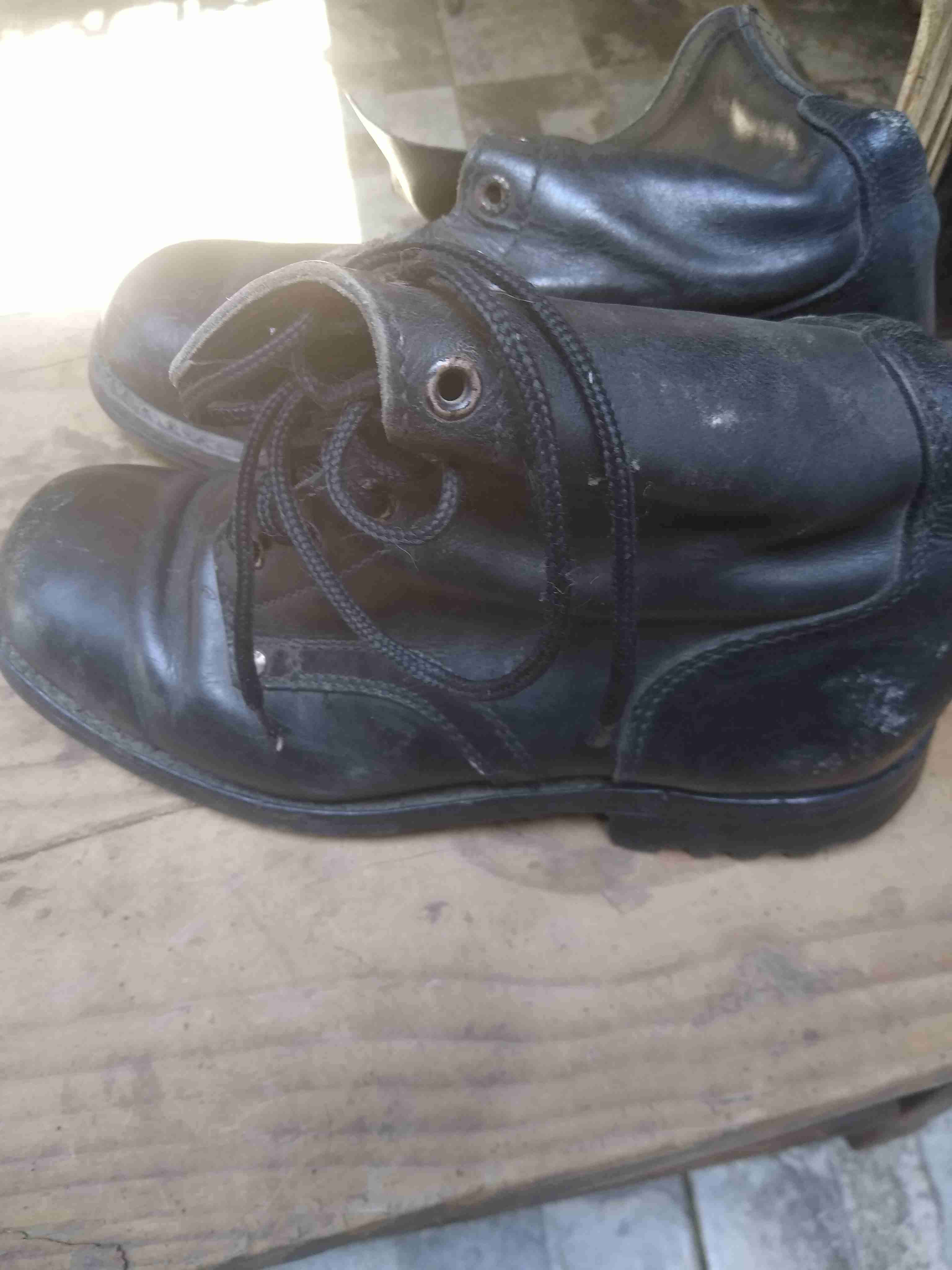 Botas de cuero negro gastadas - miniatura 3