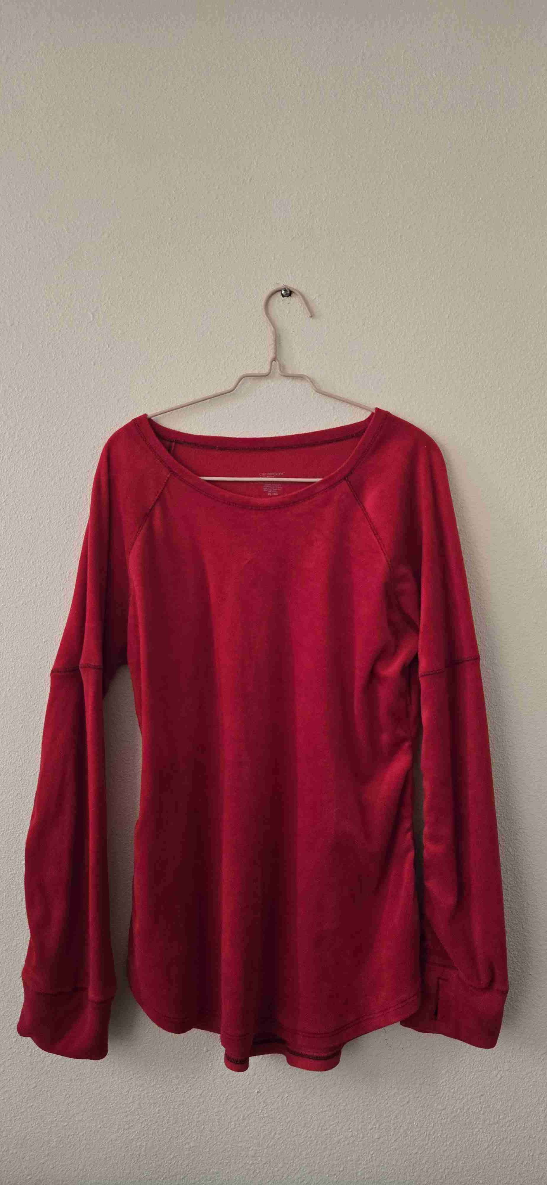 Sweter rojo de manga larga peludo