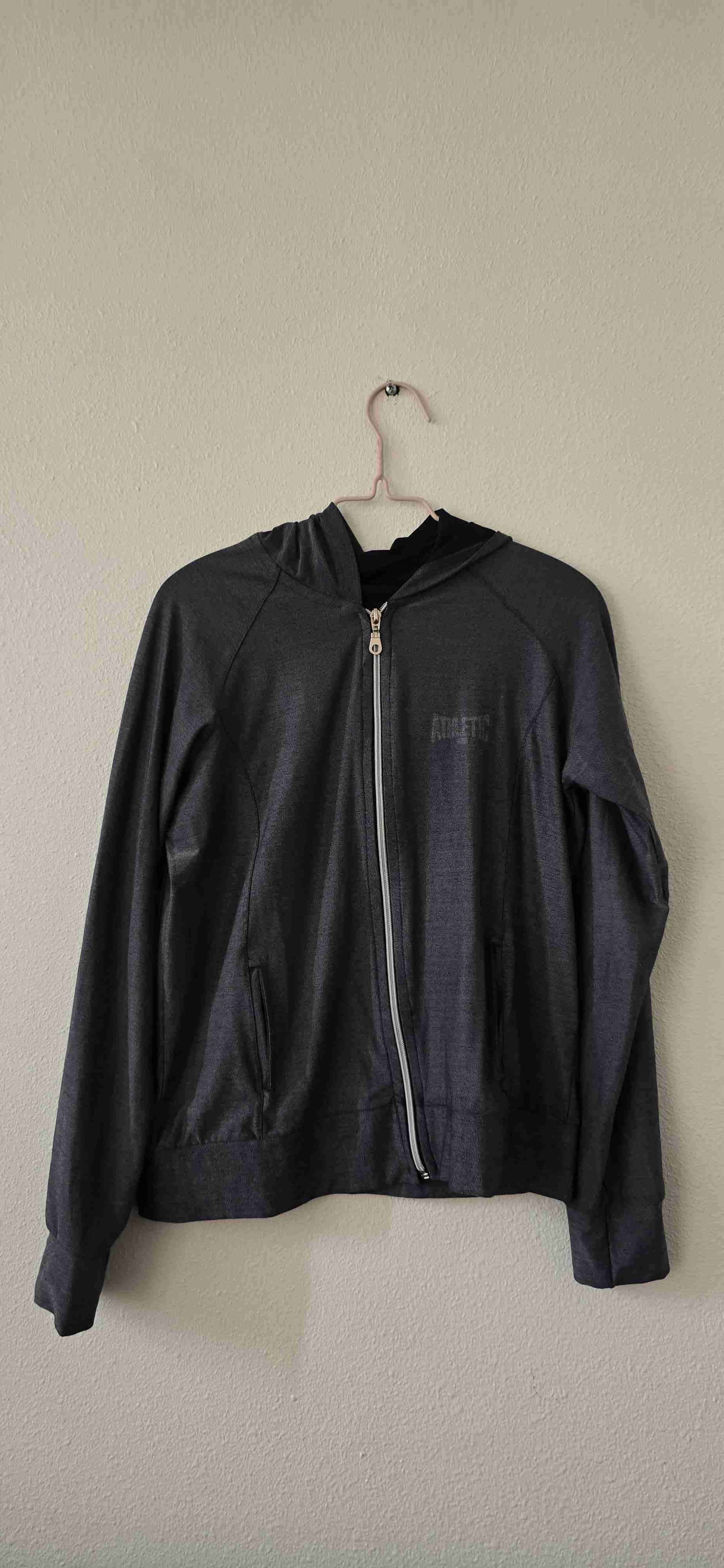 Polerón gris con capucha