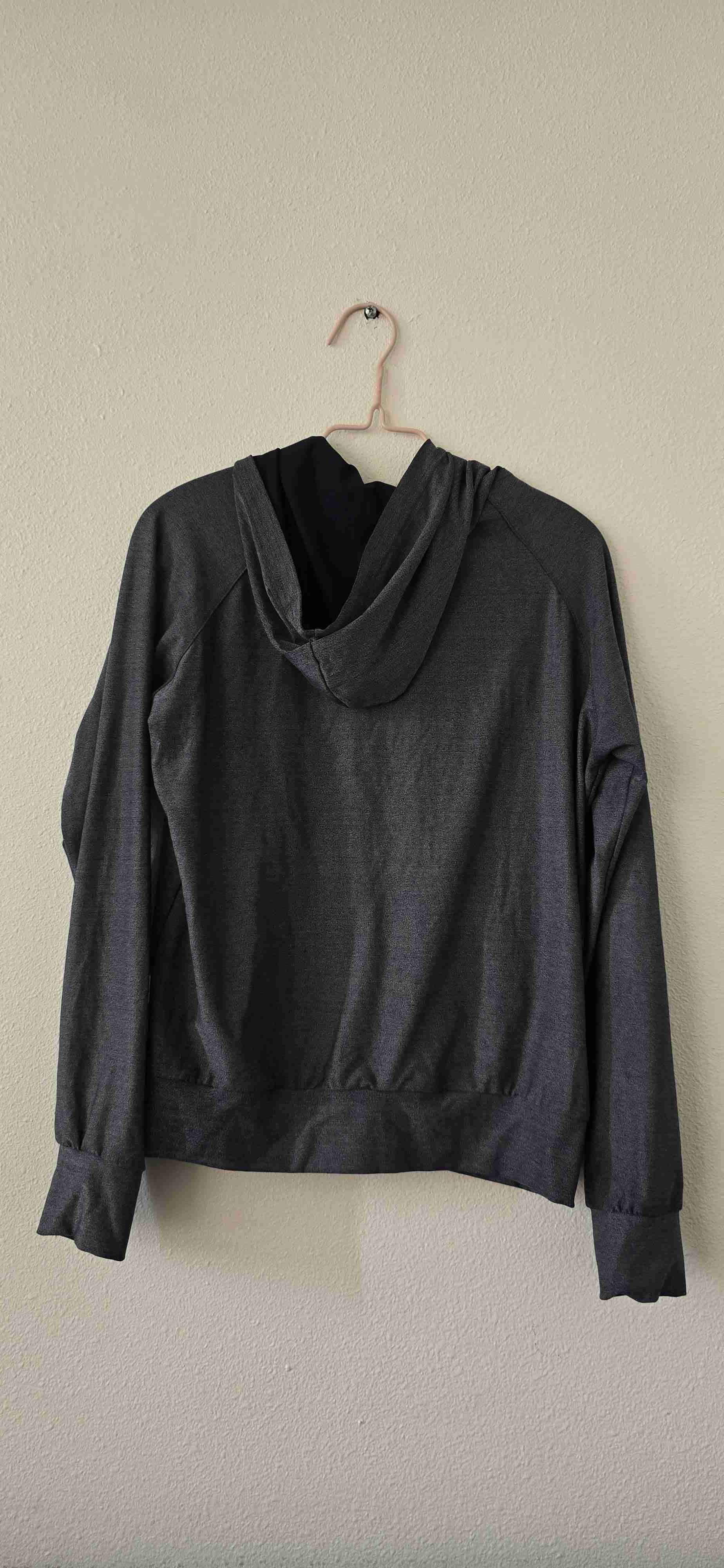 Polerón gris con capucha - miniatura 2