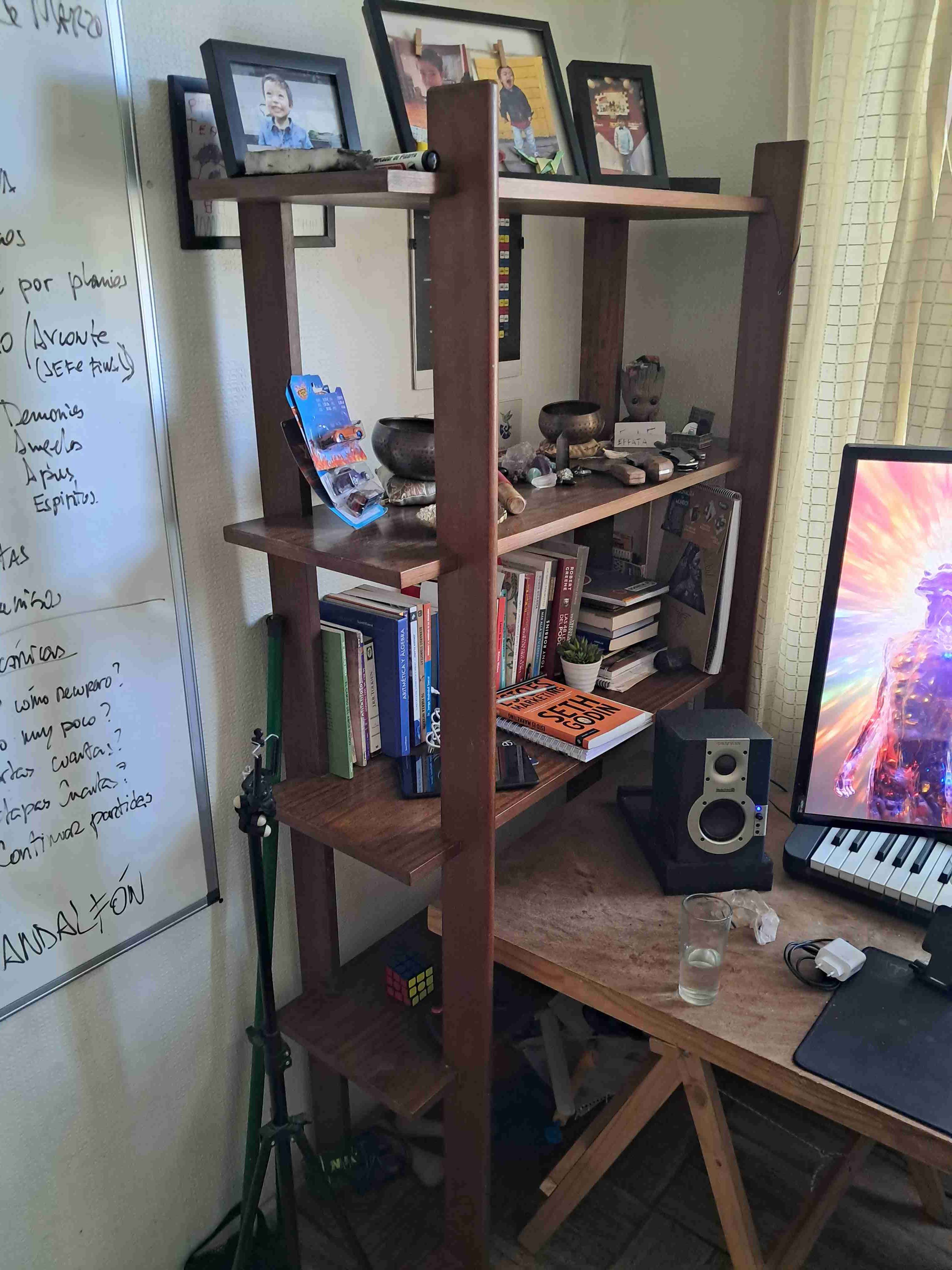 Estante de madera alto