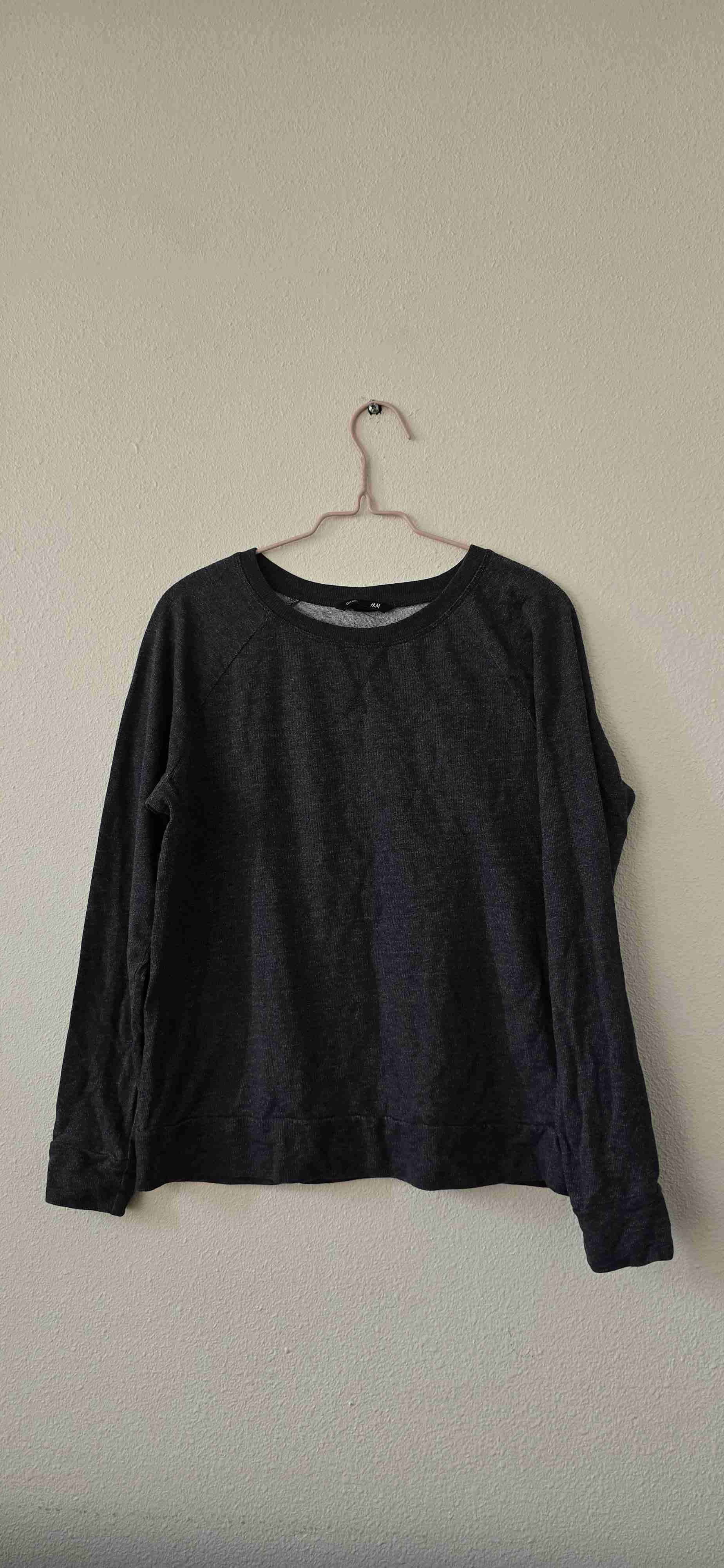 Polerón gris oscuro básico