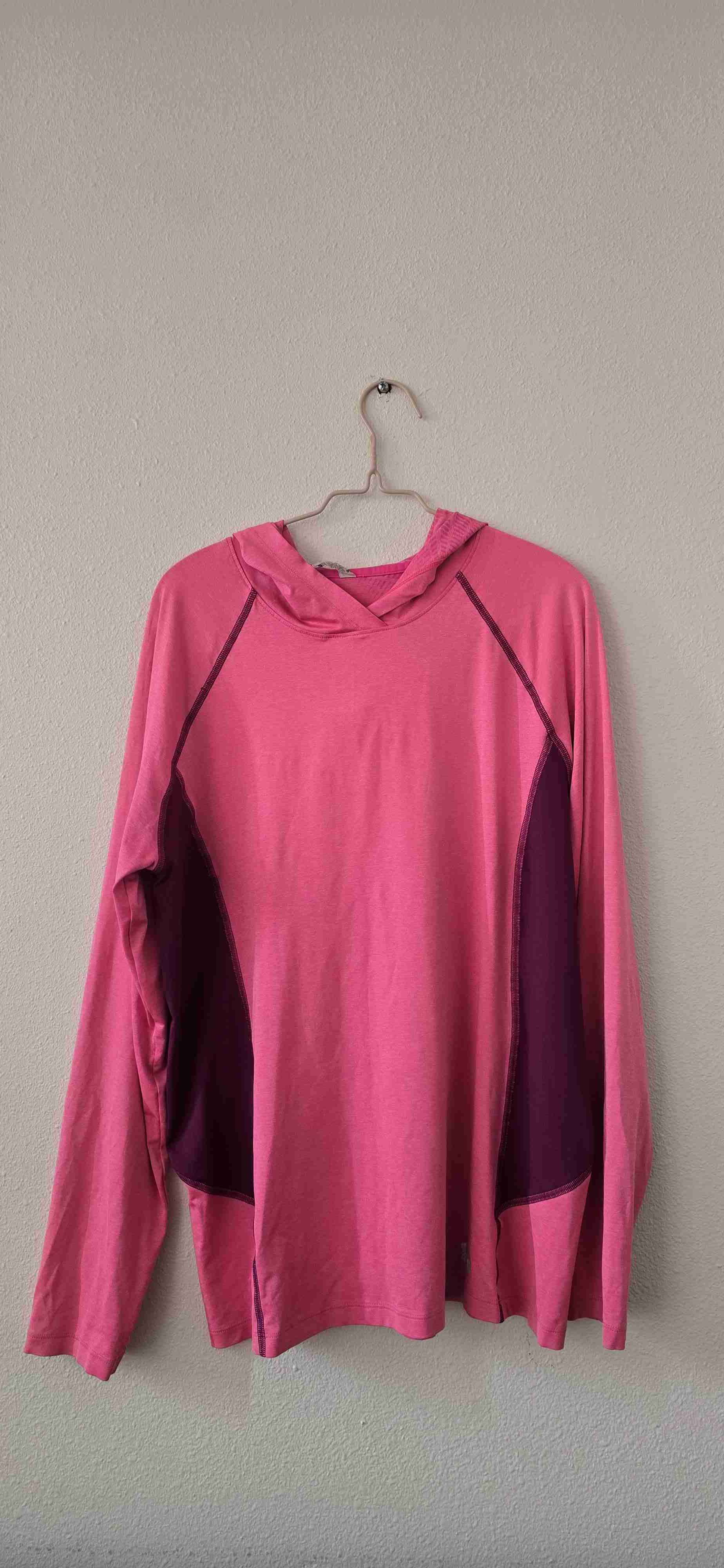 Polera deportiva rosada con capucha