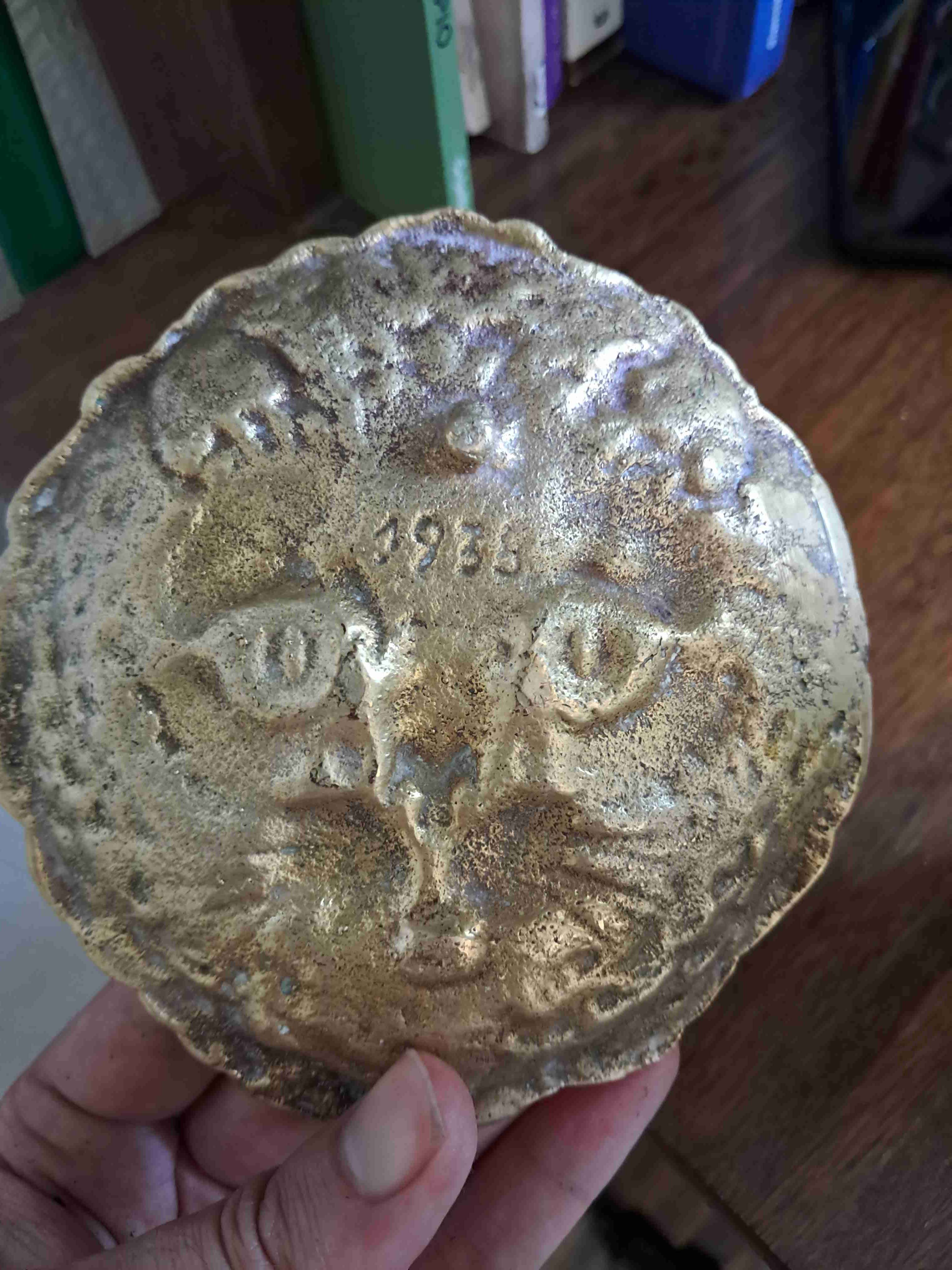 Plato decorativo de bronce con gato - miniatura 3