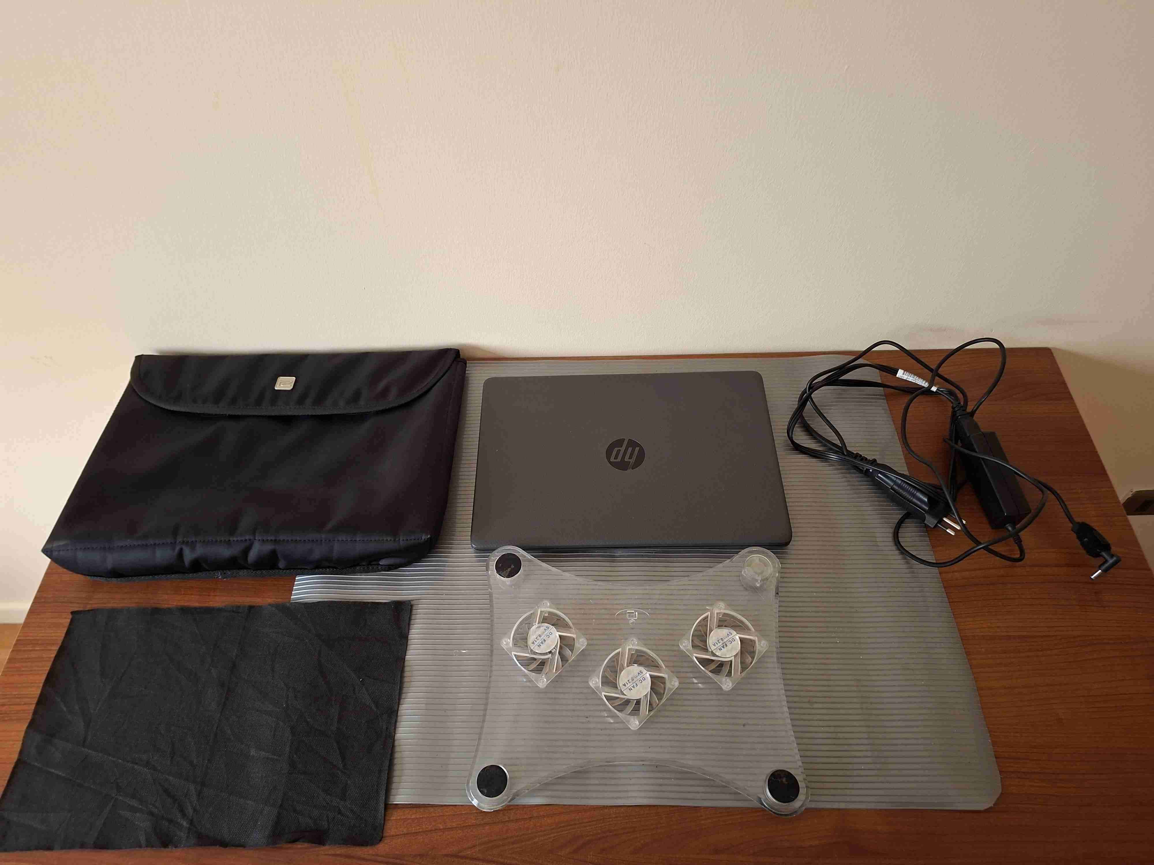 Notebook HP 240 G8 | Poco uso | Incluye accesorios - miniatura 2