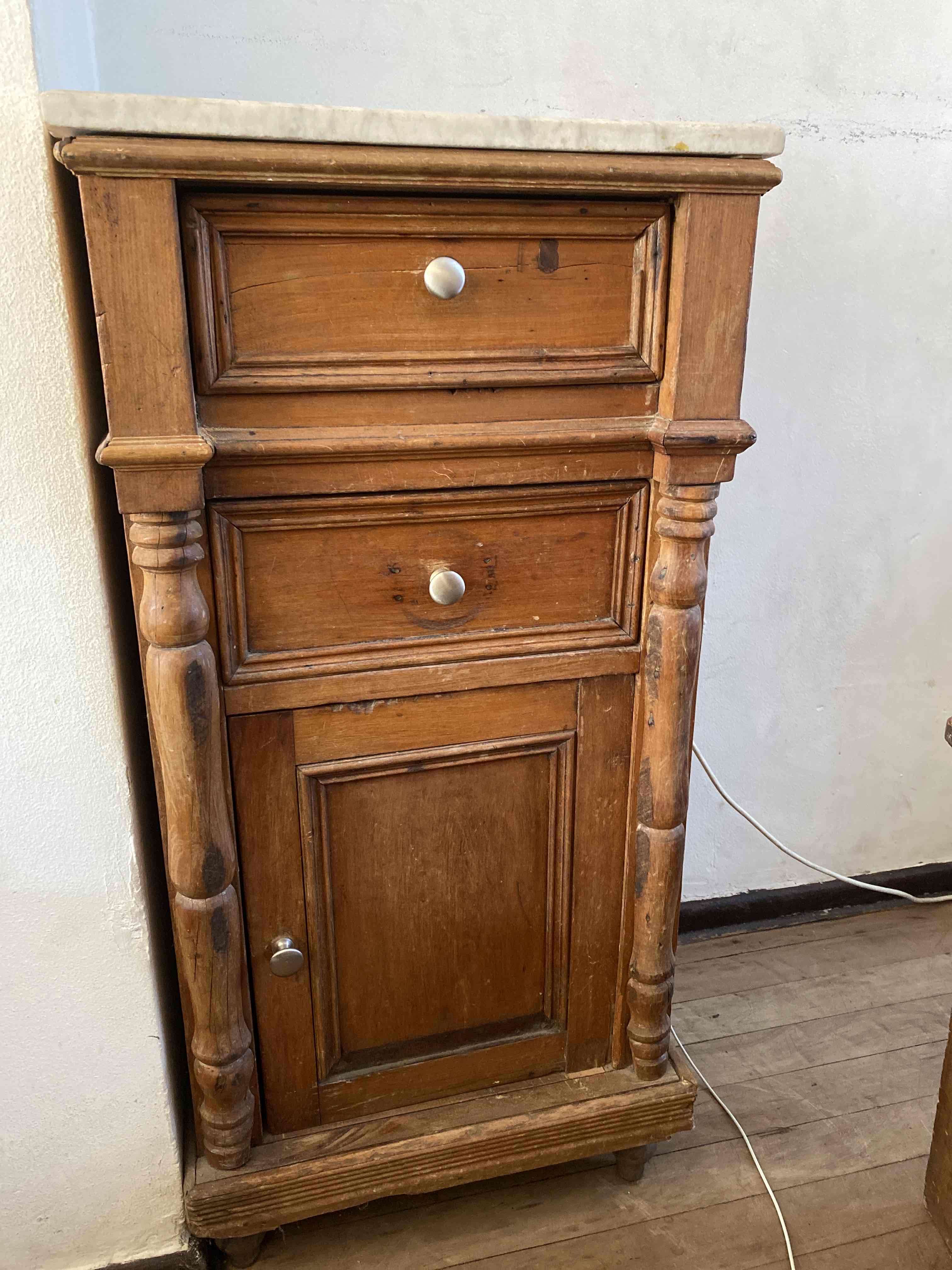 Velador alto de madera antiguo