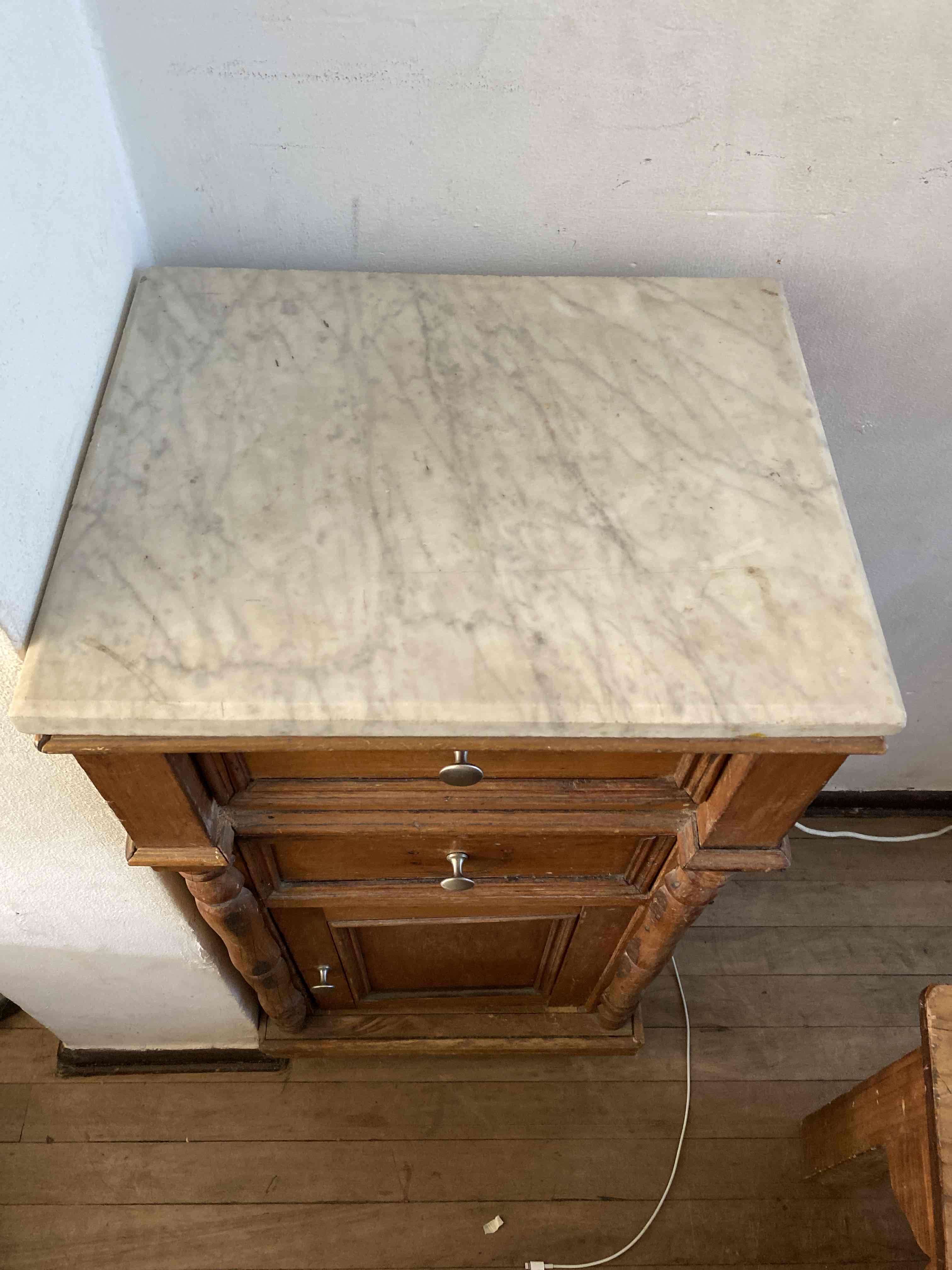 Velador alto de madera antiguo - miniatura 2