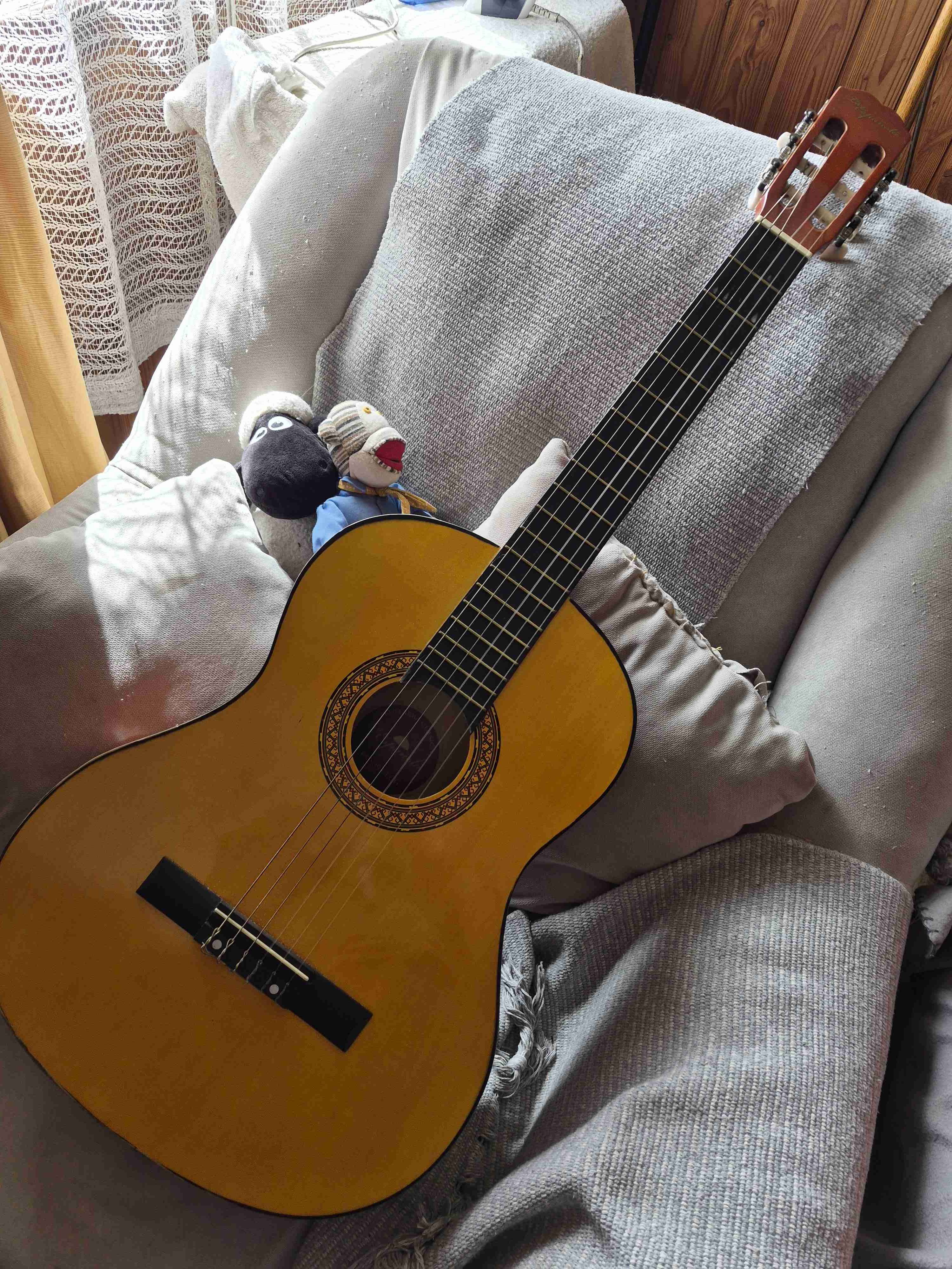 Guitarra clásica de madera - miniatura 2