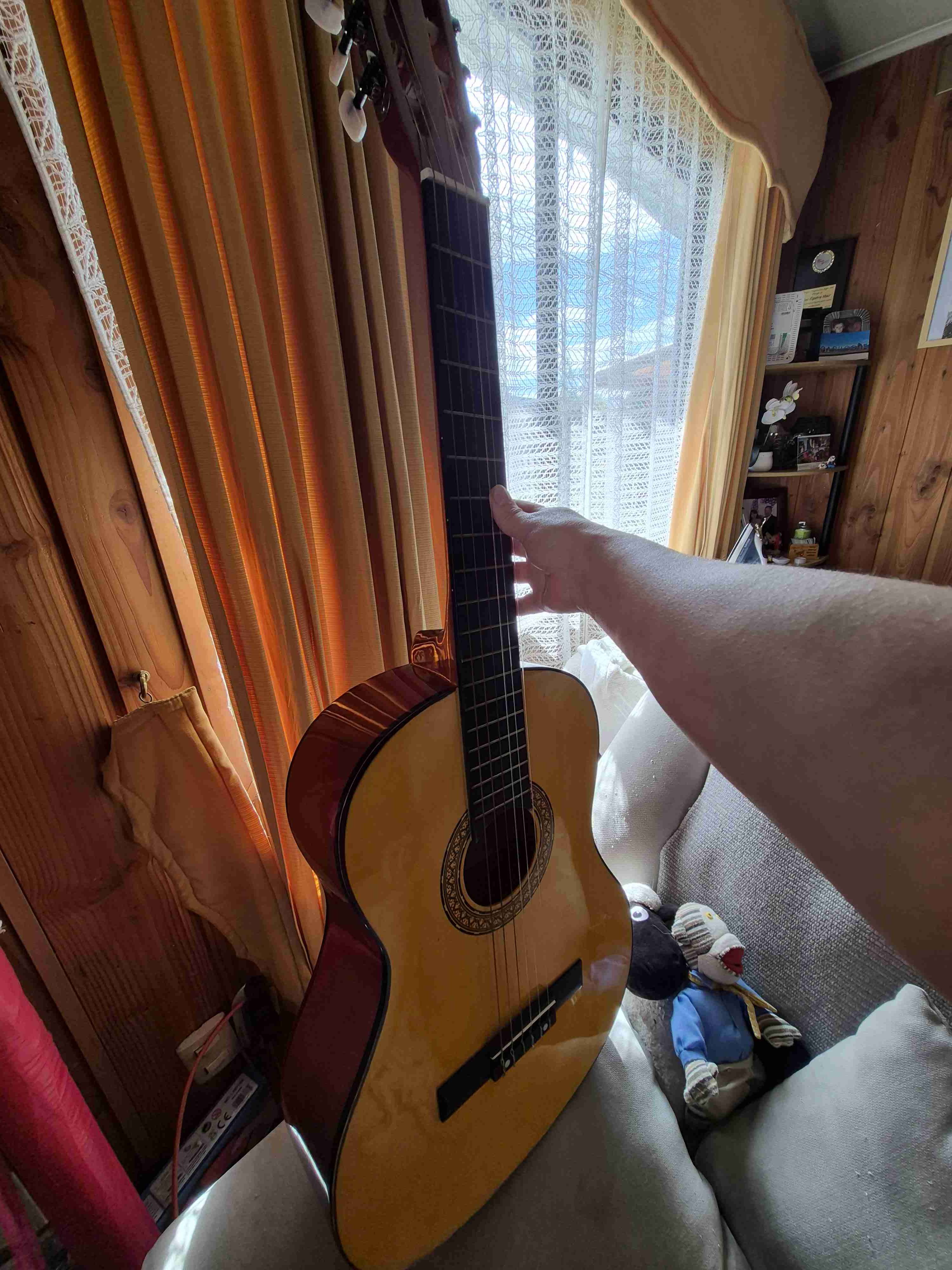 Guitarra clásica de madera - miniatura 3