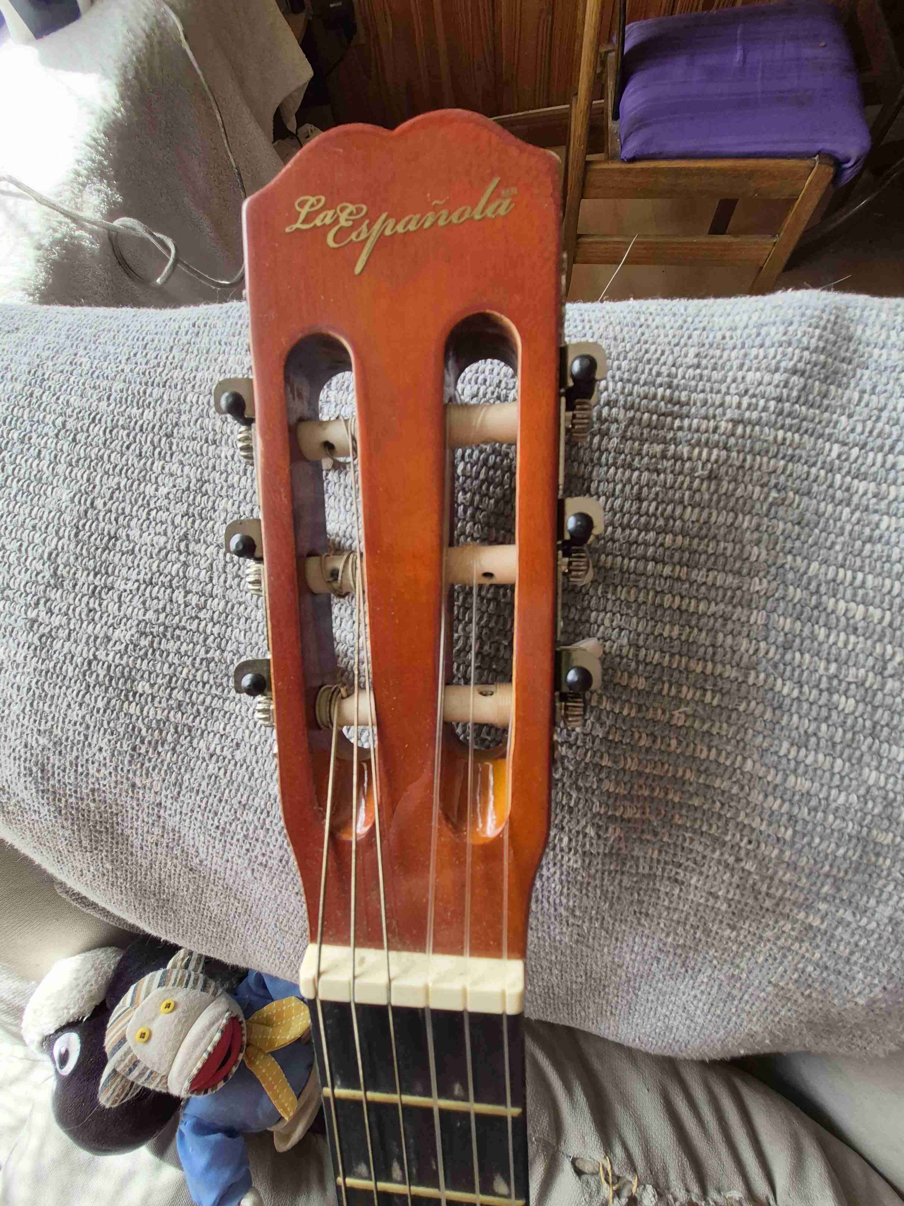 Guitarra clásica de madera - miniatura 4