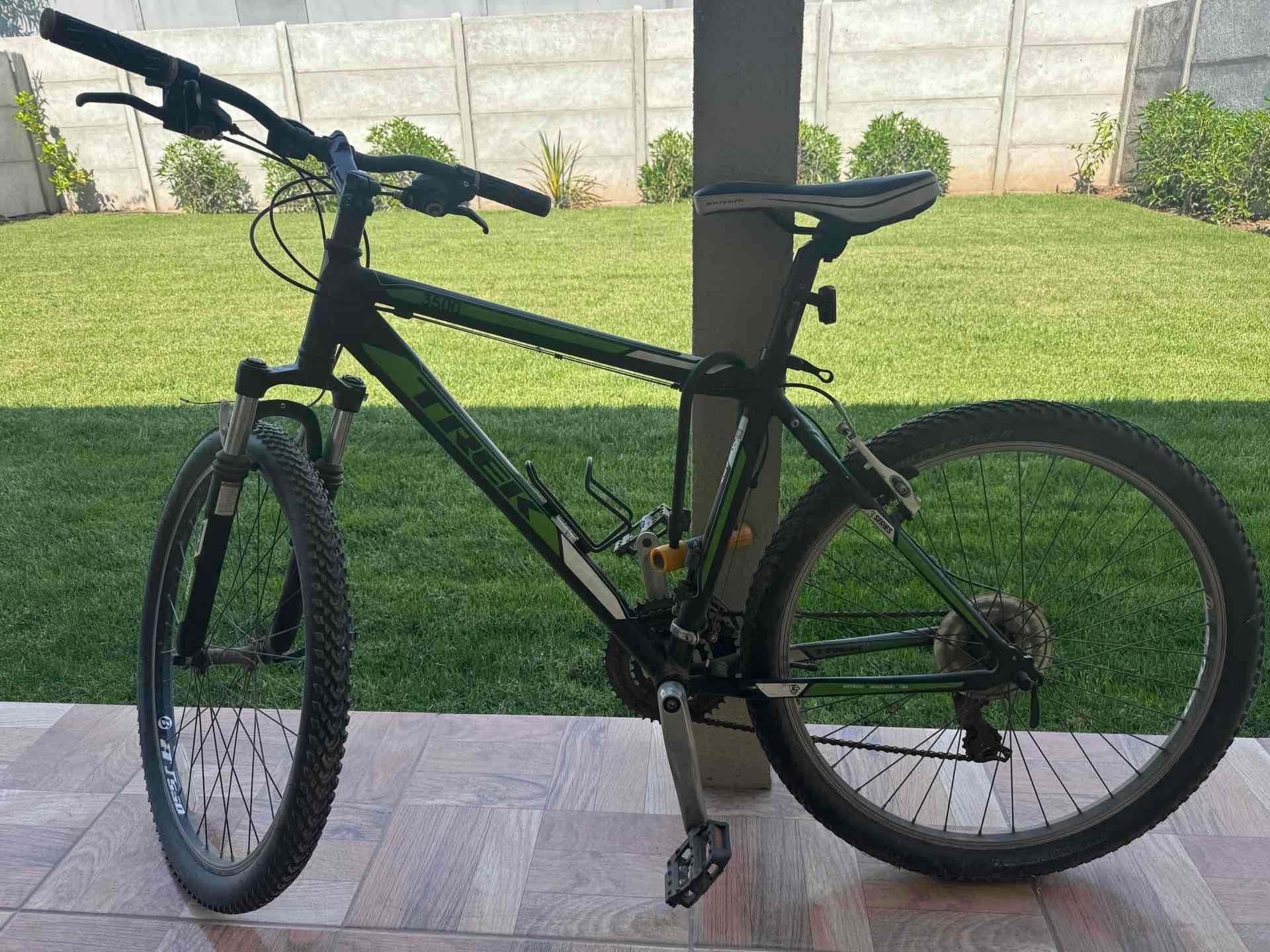 Bicicleta Trek negra y verde - miniatura 2