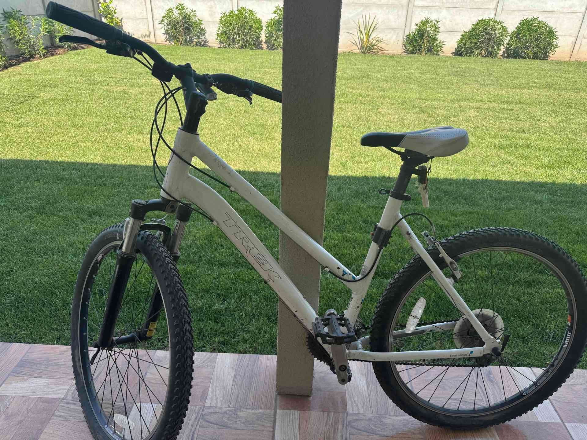 Bicicleta de montaña blanca - miniatura 2