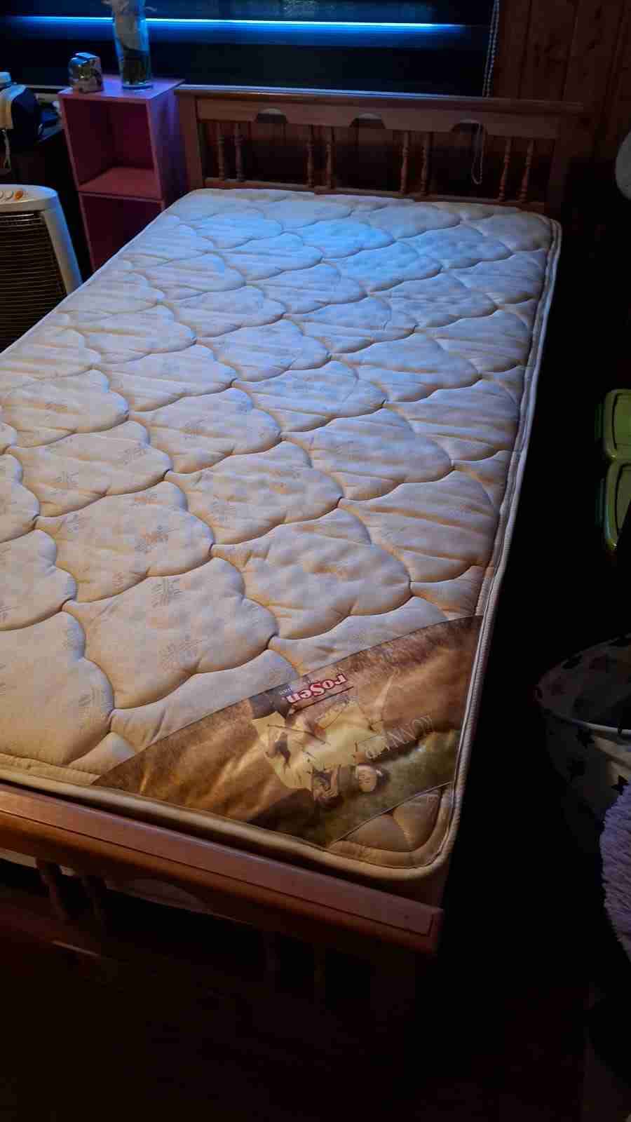 Cama de madera con colchón - miniatura 2