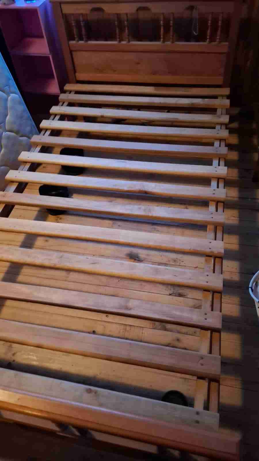 Cama de madera con colchón - miniatura 3