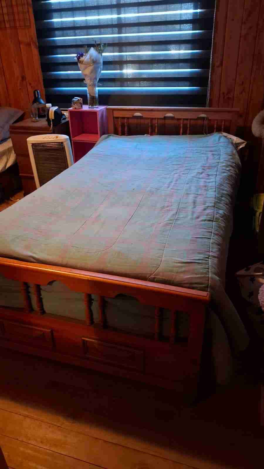 Cama de madera con colchón - miniatura 4