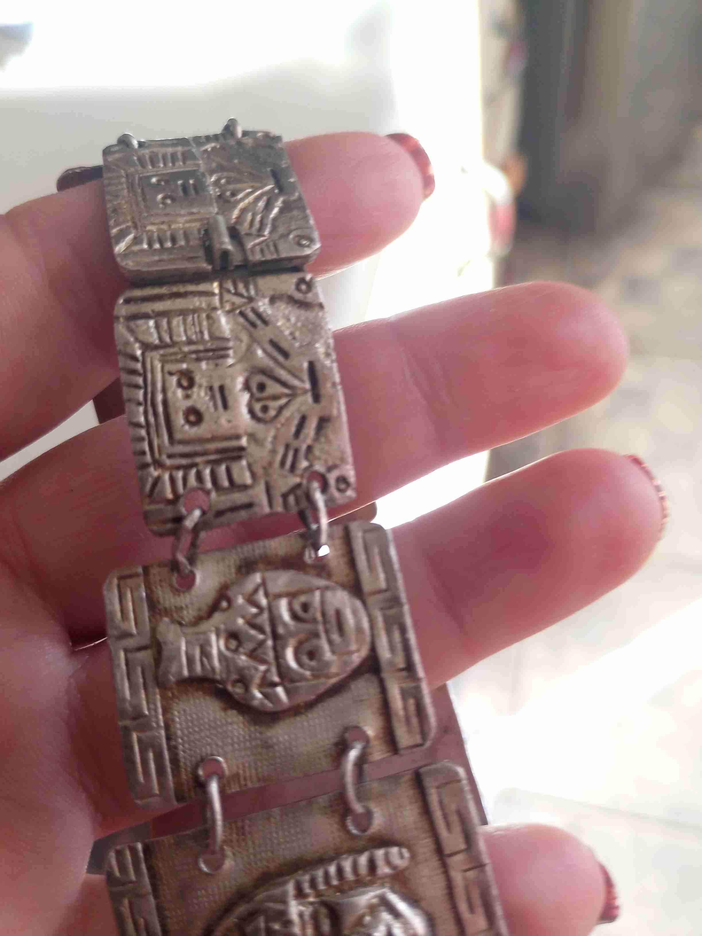 Pulsera artesanal de metal grabado