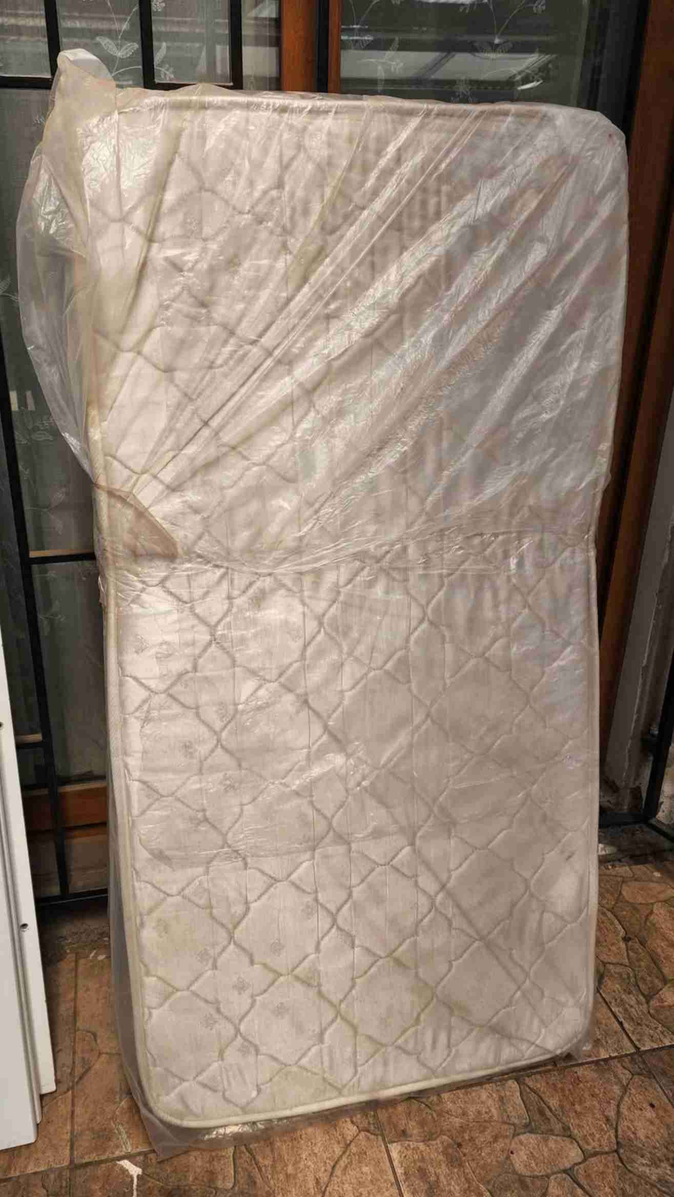 Cuna de madera con colchón - 2