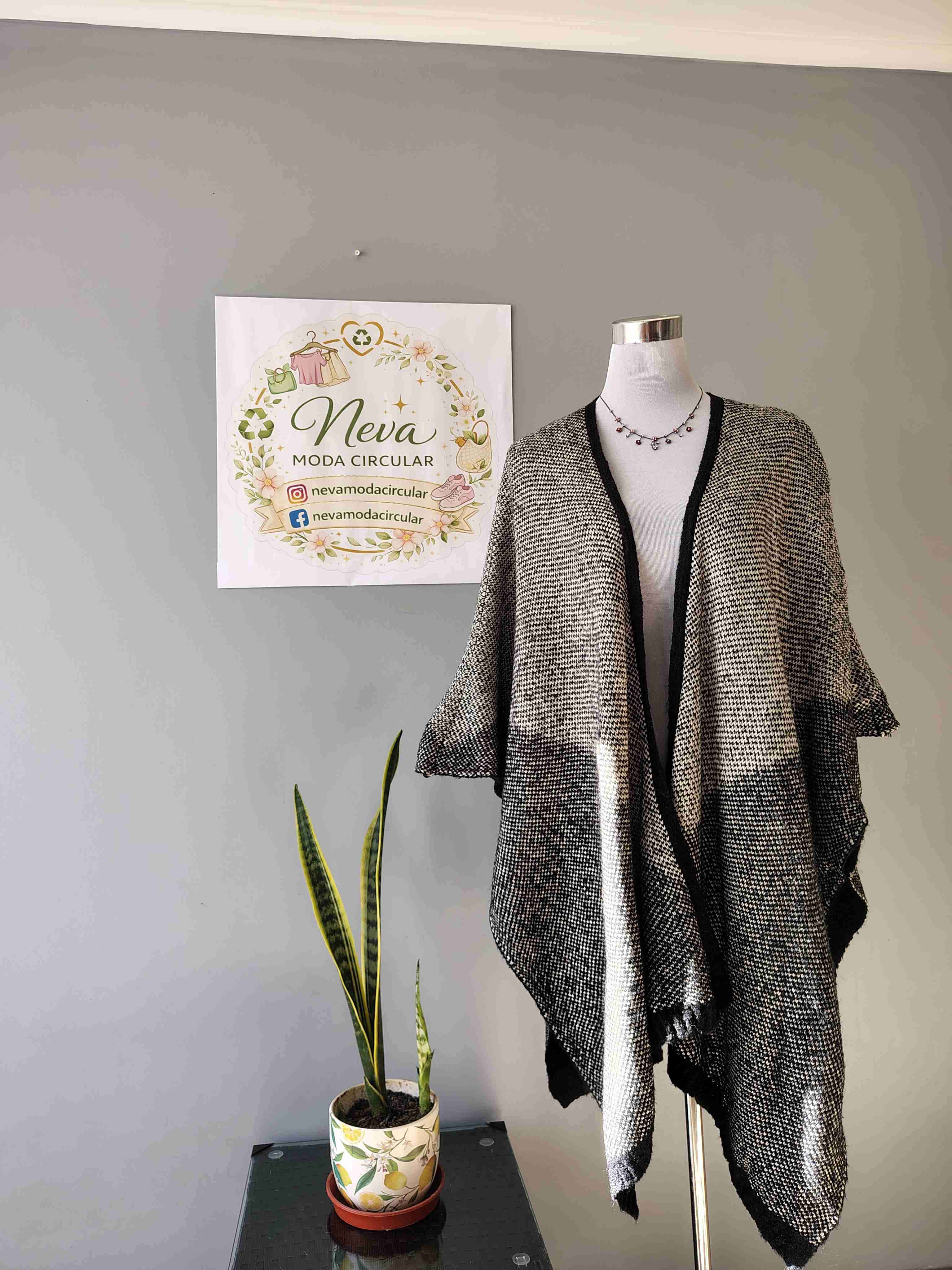 Poncho de lana gris y negro