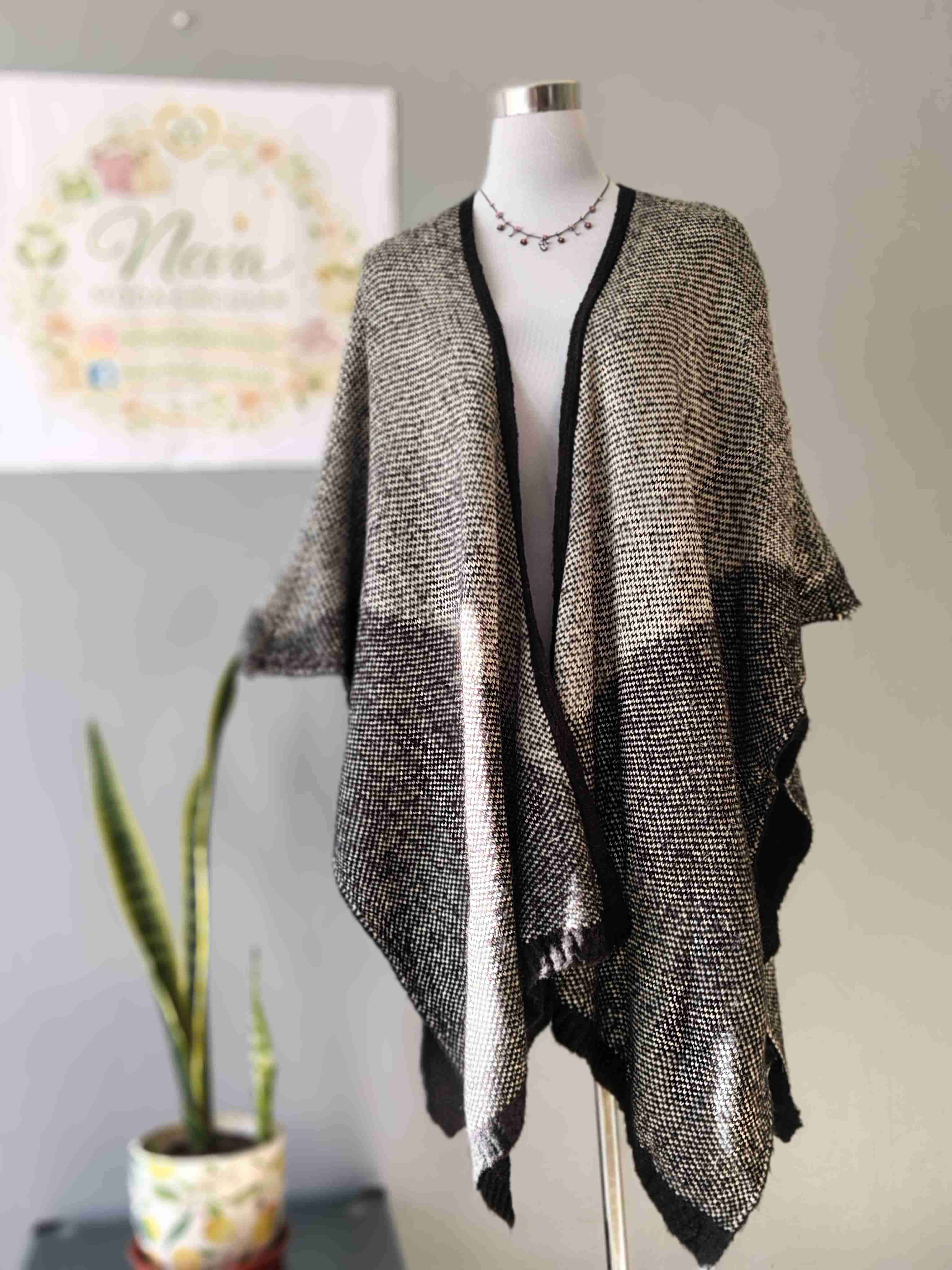 Poncho de lana gris y negro - miniatura 2
