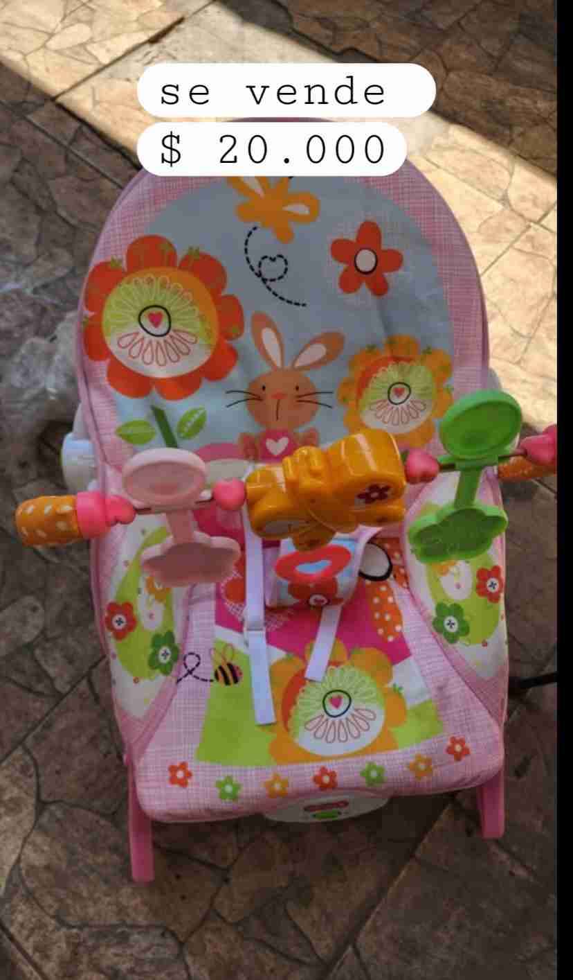 Silla vibradora para bebé con juguetes