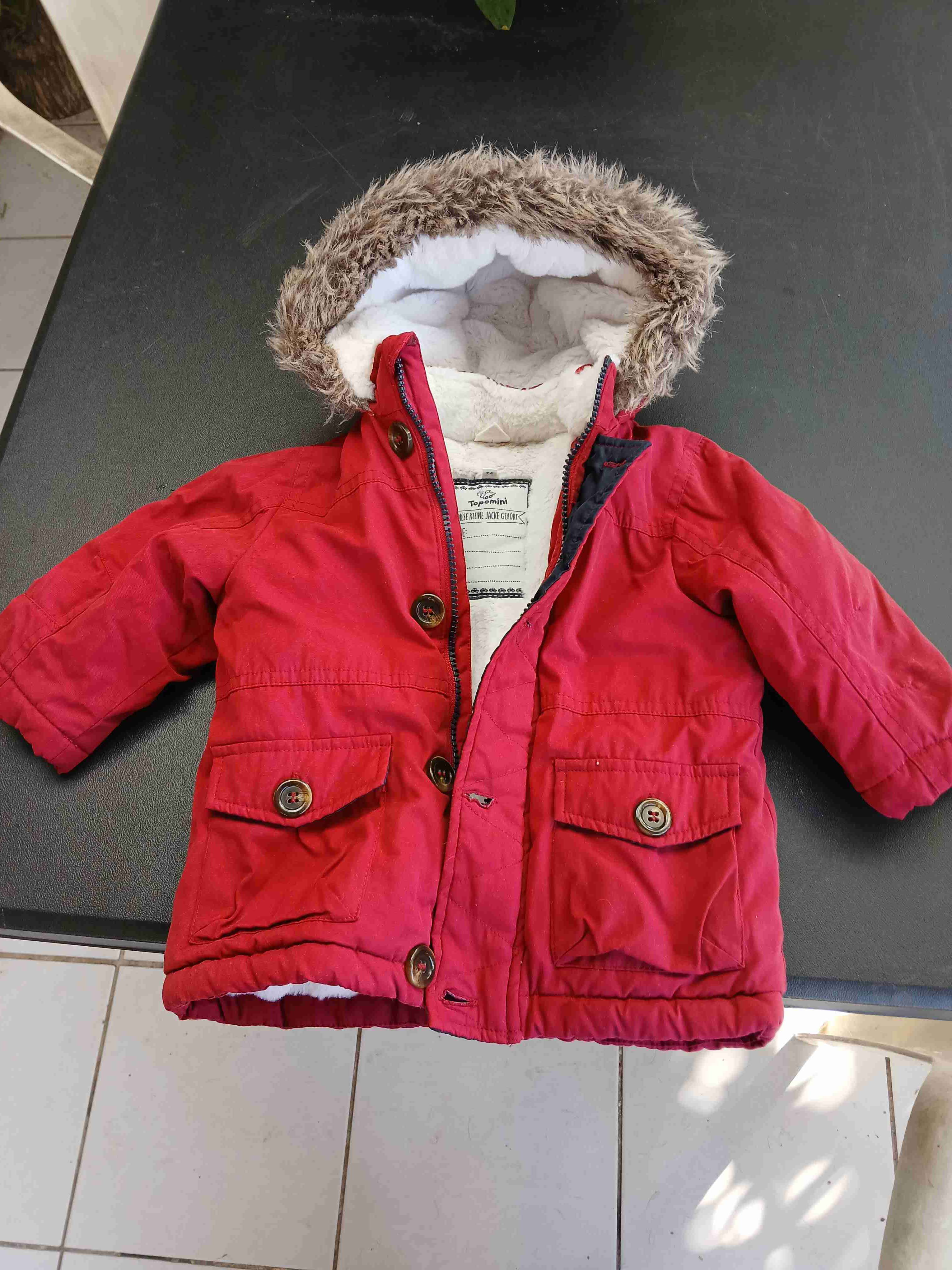 Chaqueta burdeo con capucha infantil