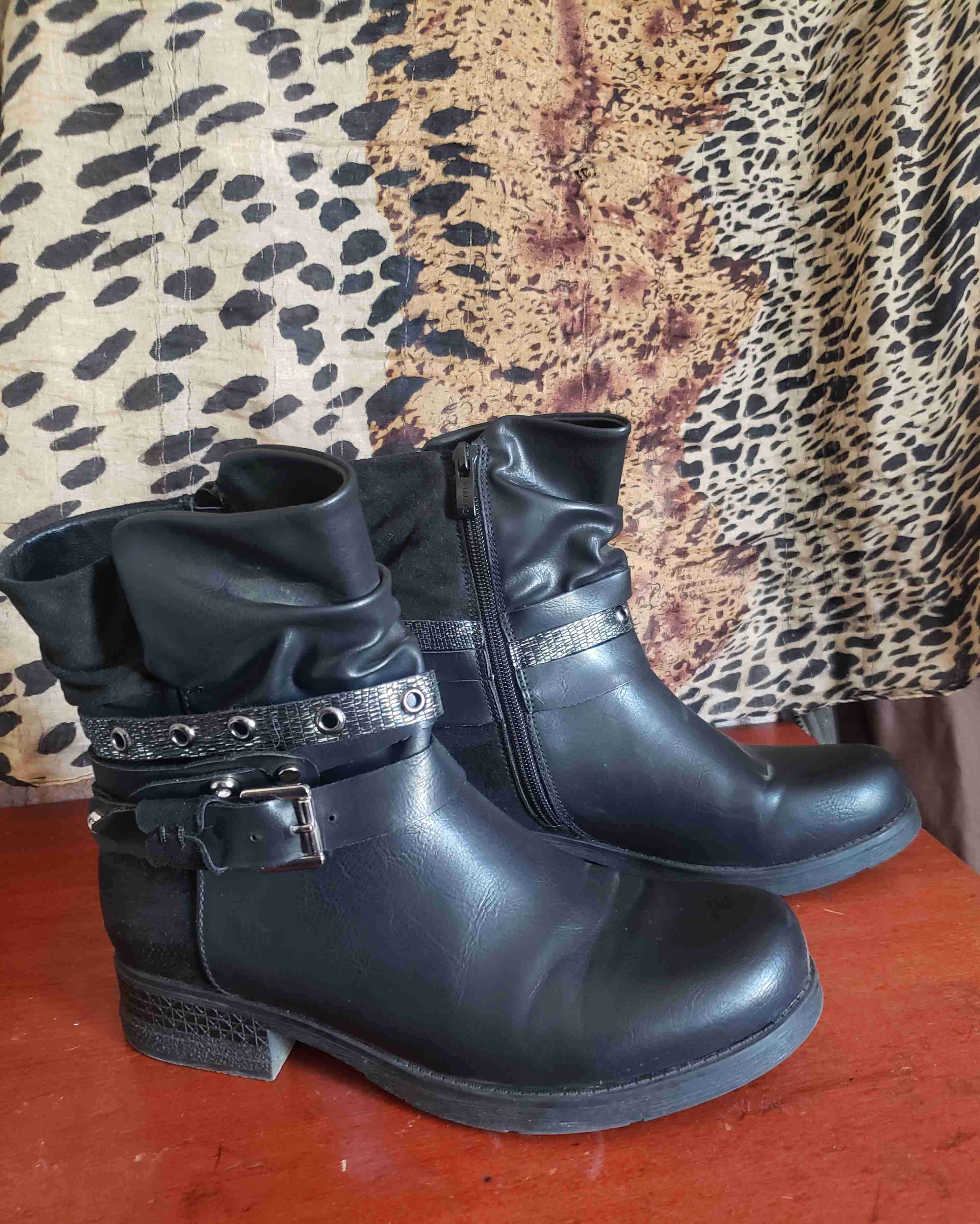 Botas negras con hebilla