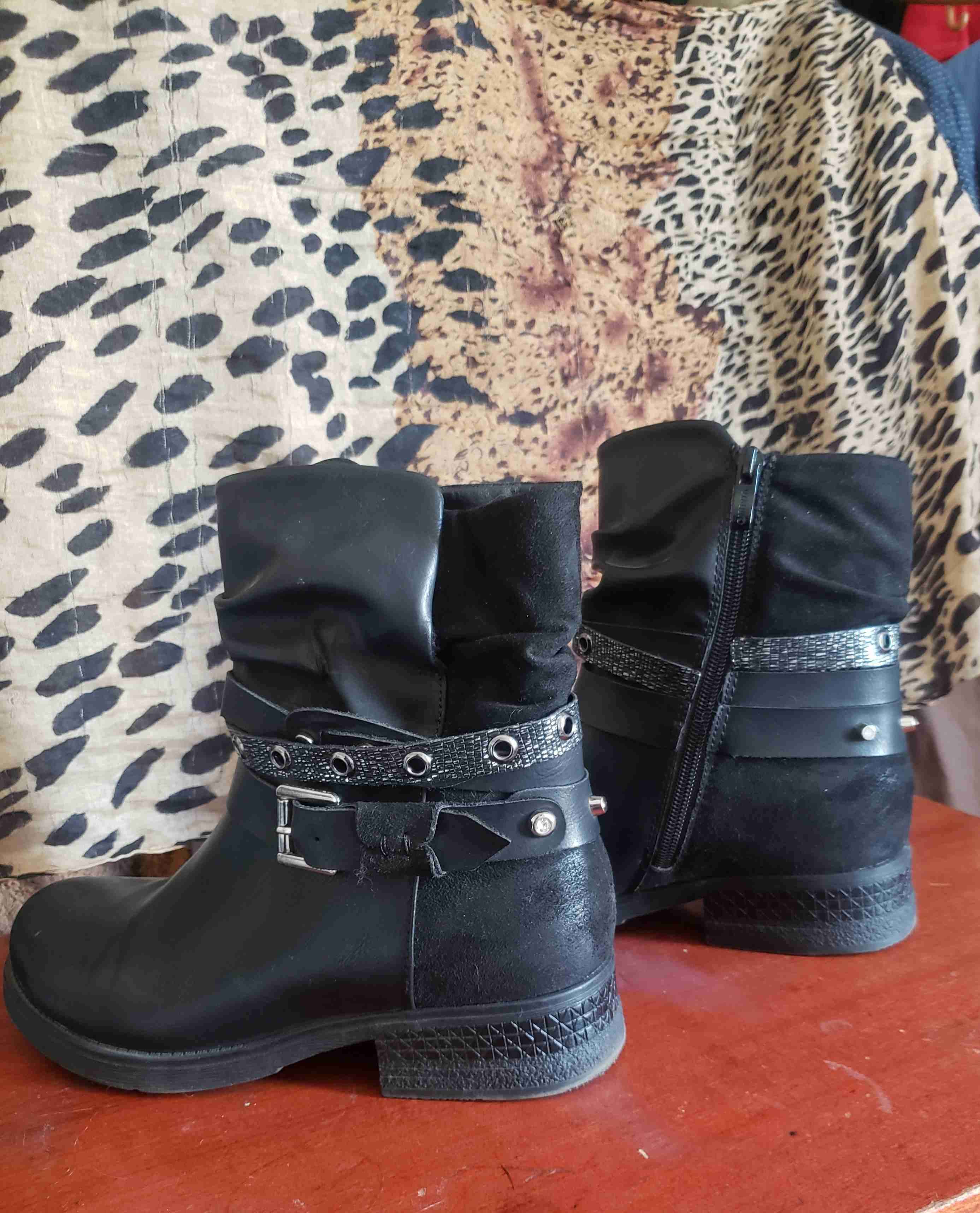 Botas negras con hebilla - miniatura 2