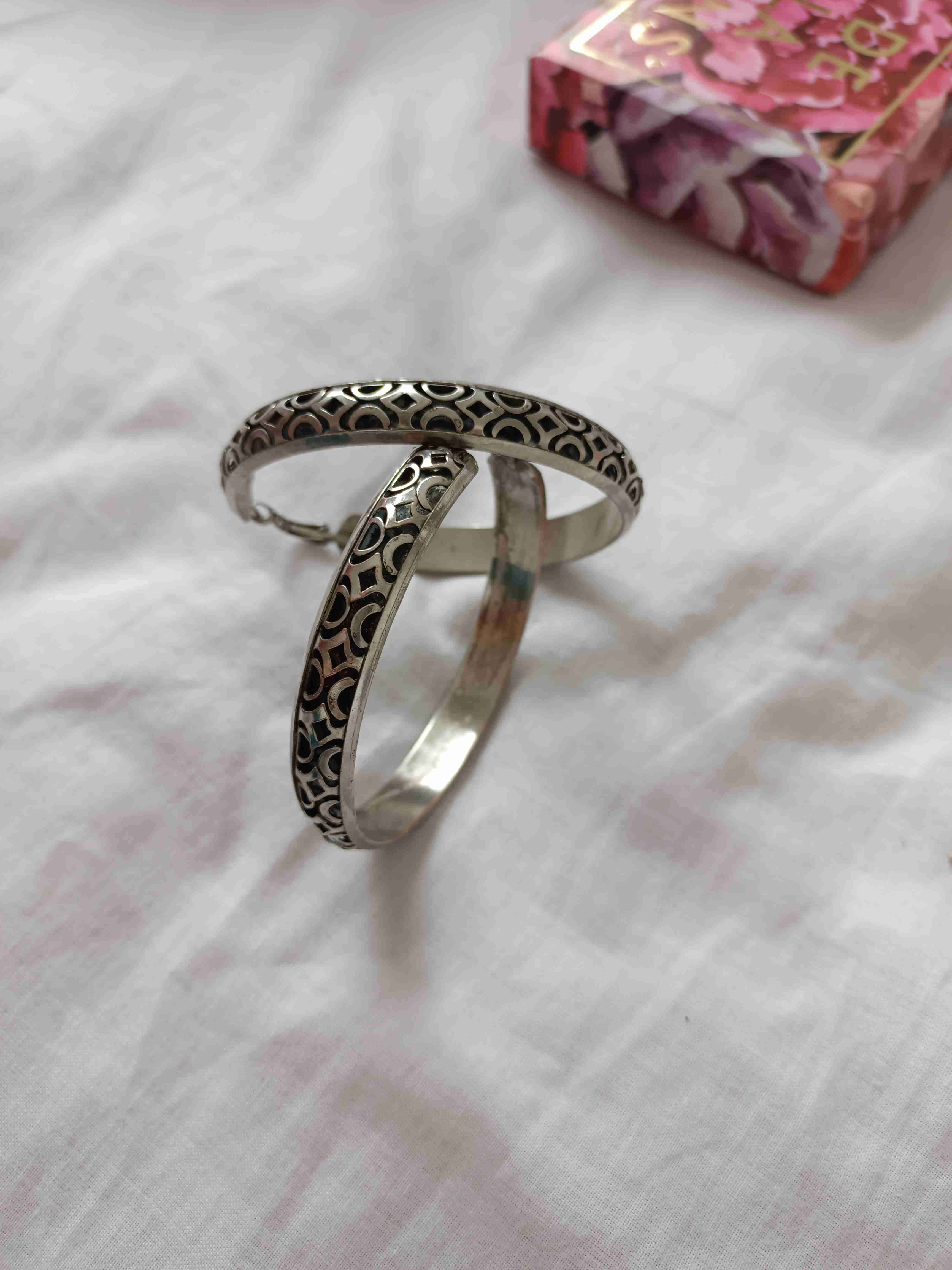 Aretes de argollas de metal con grabados