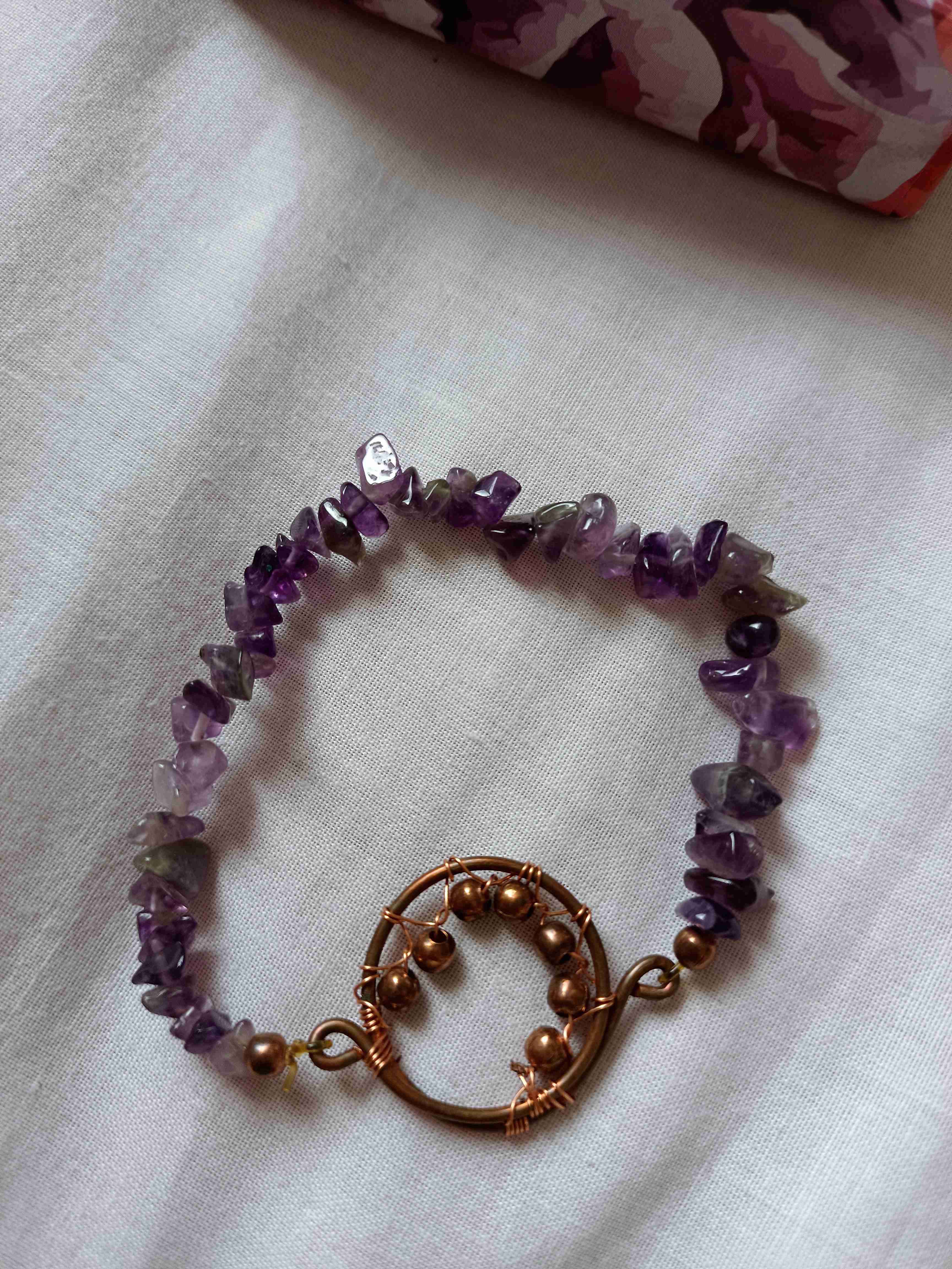 Pulsera con piedras de amatista y cobre