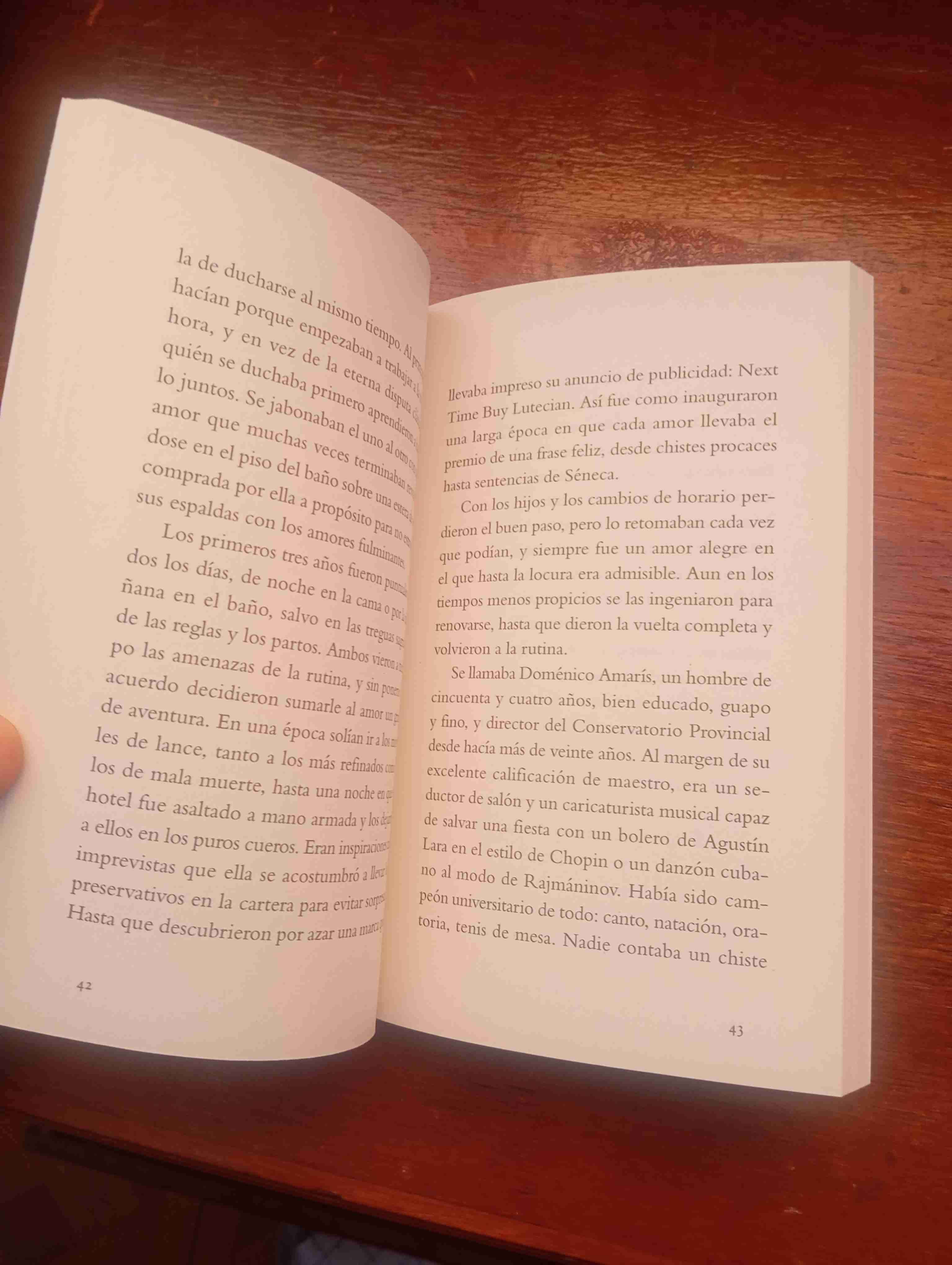 Libro 'En agosto nos vemos' García Márquez - miniatura 2