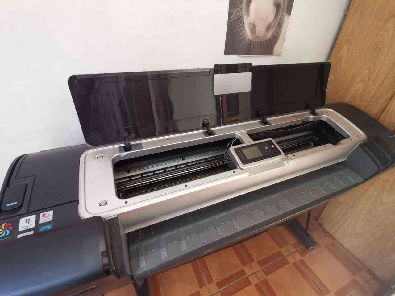 Impresora plotter HP grande - miniatura 3