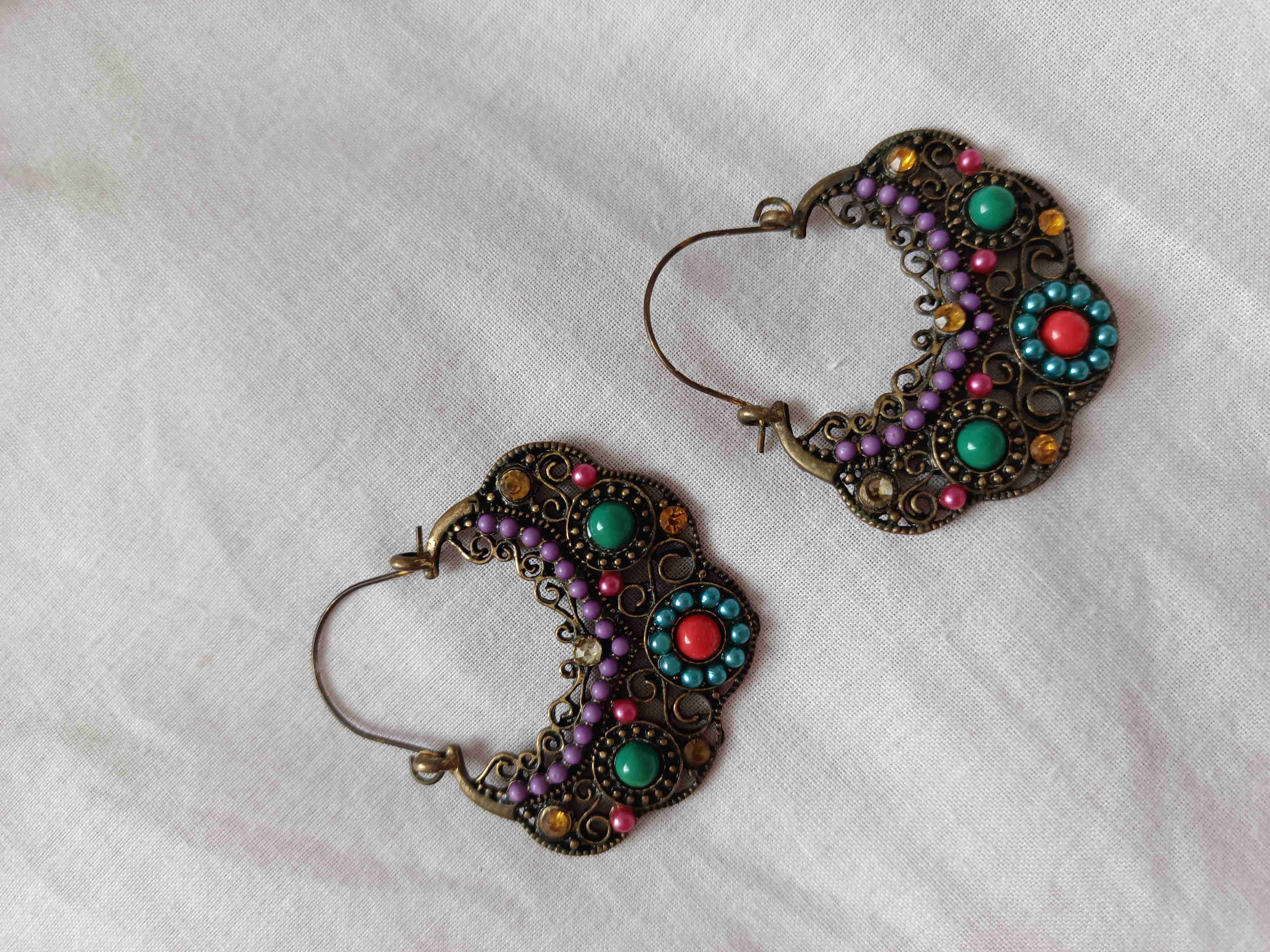 Aros vintage con detalles coloridos