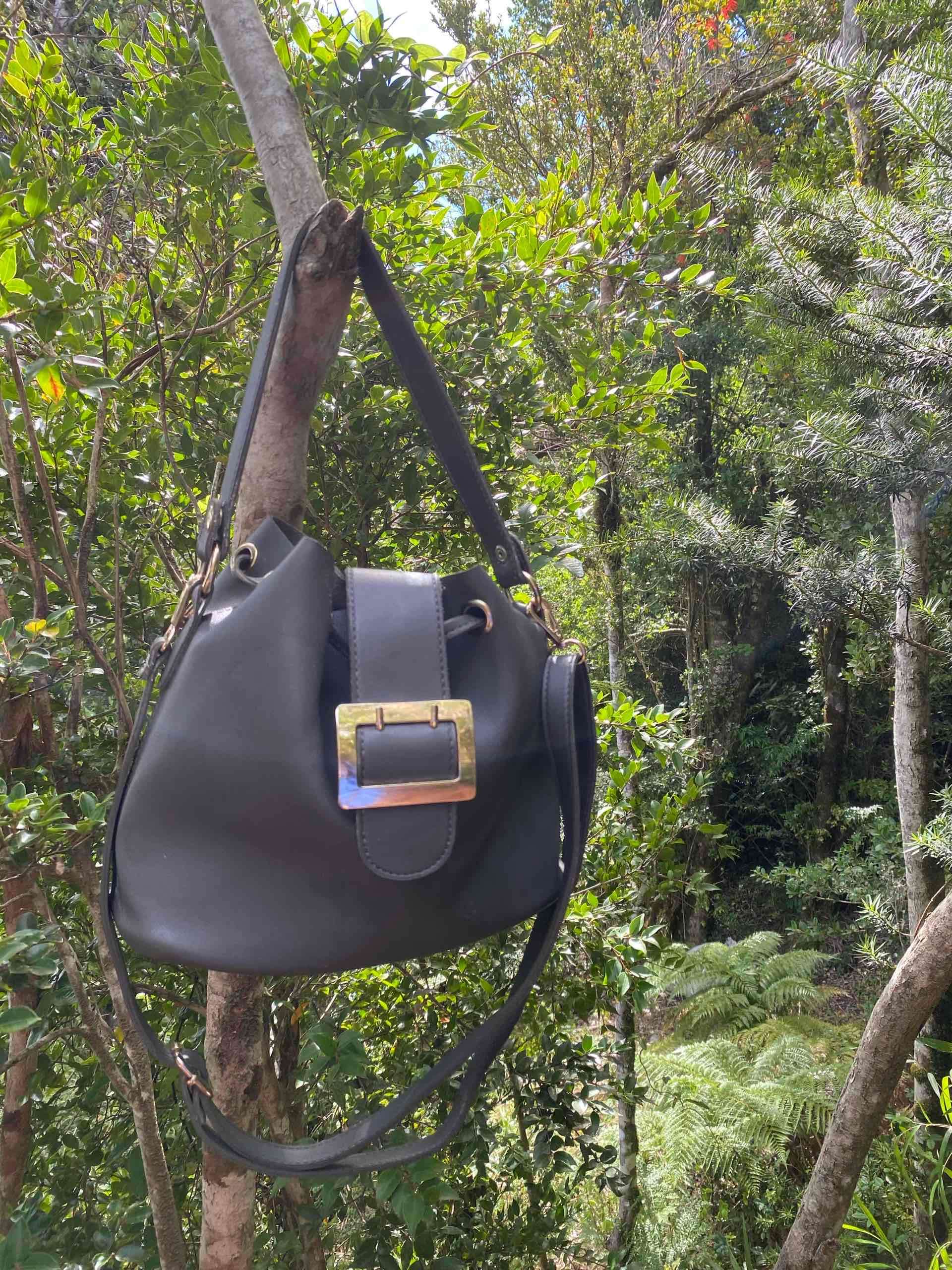 Cartera negra con hebilla metálica