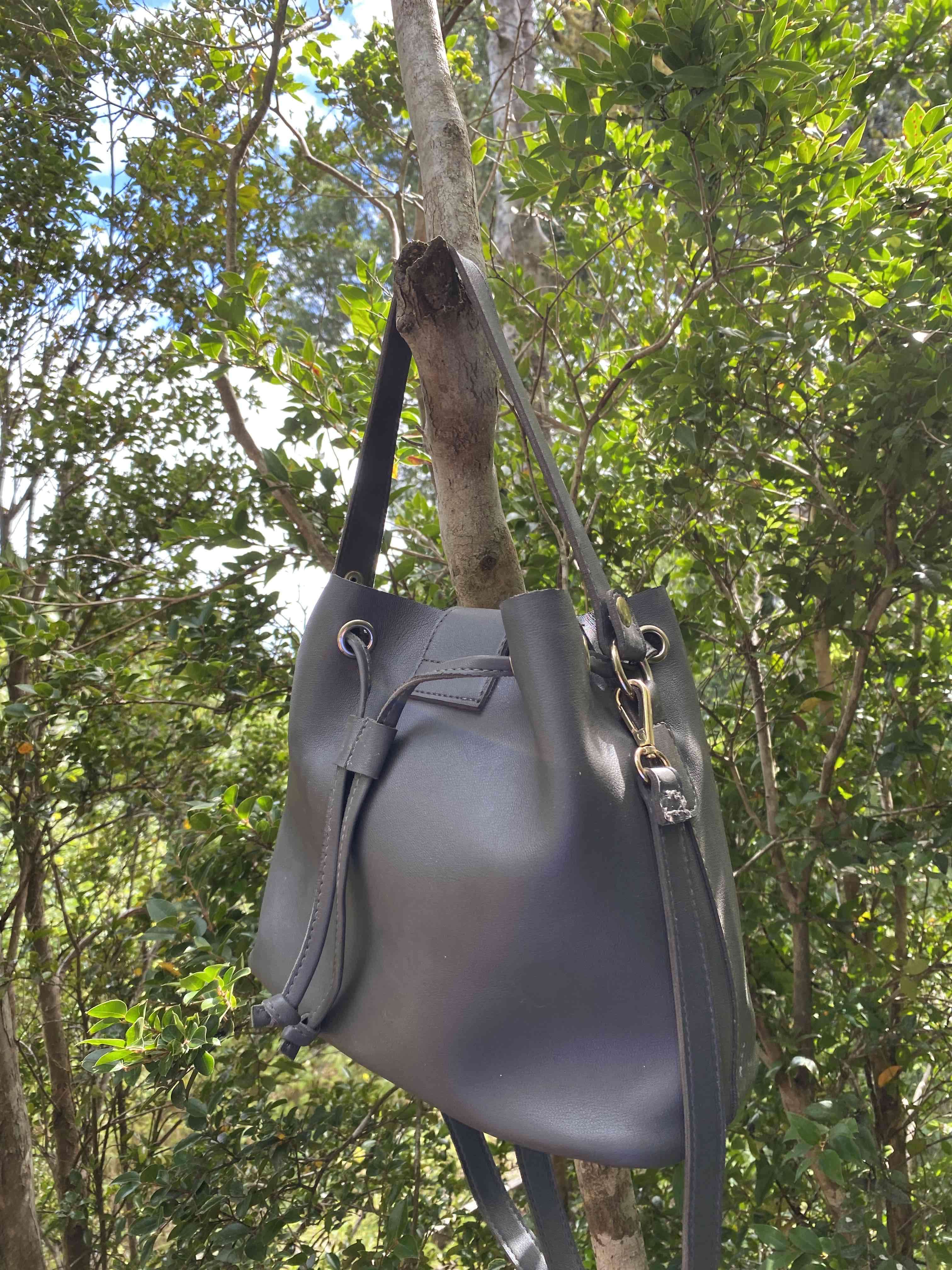 Cartera negra con hebilla metálica - miniatura 2