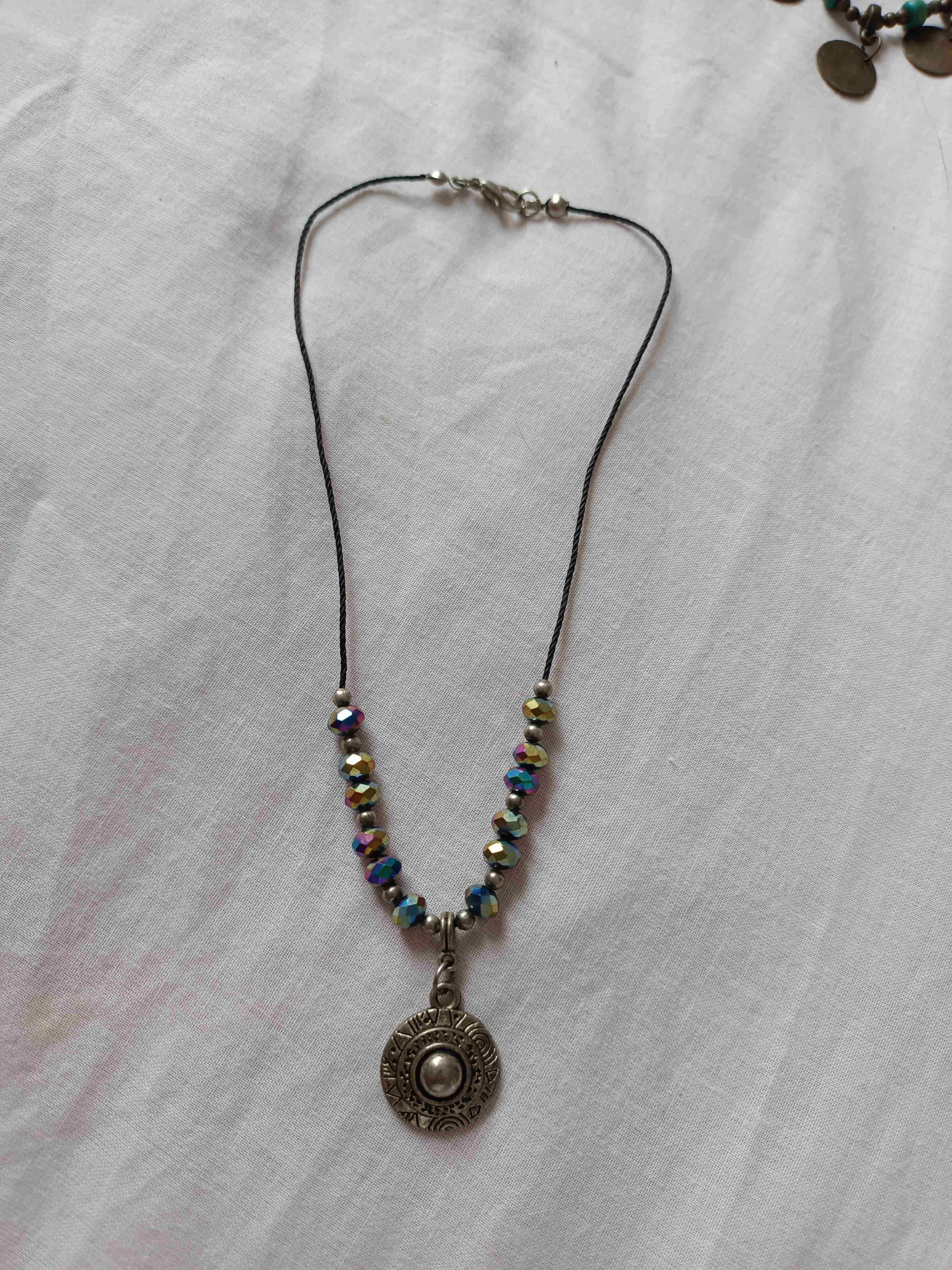 Collar con abalorios coloridos