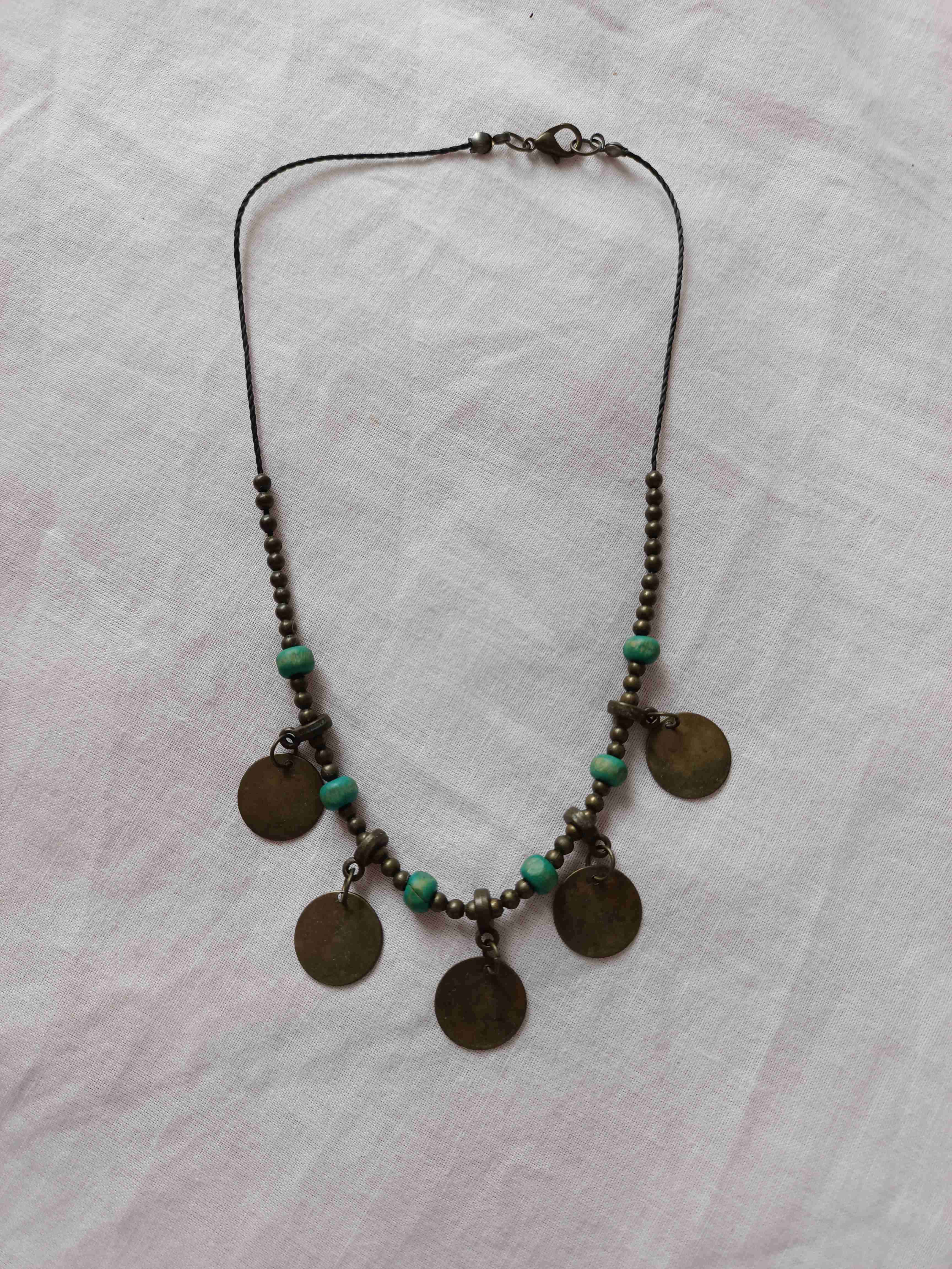 Collar de cuentas y colgantes