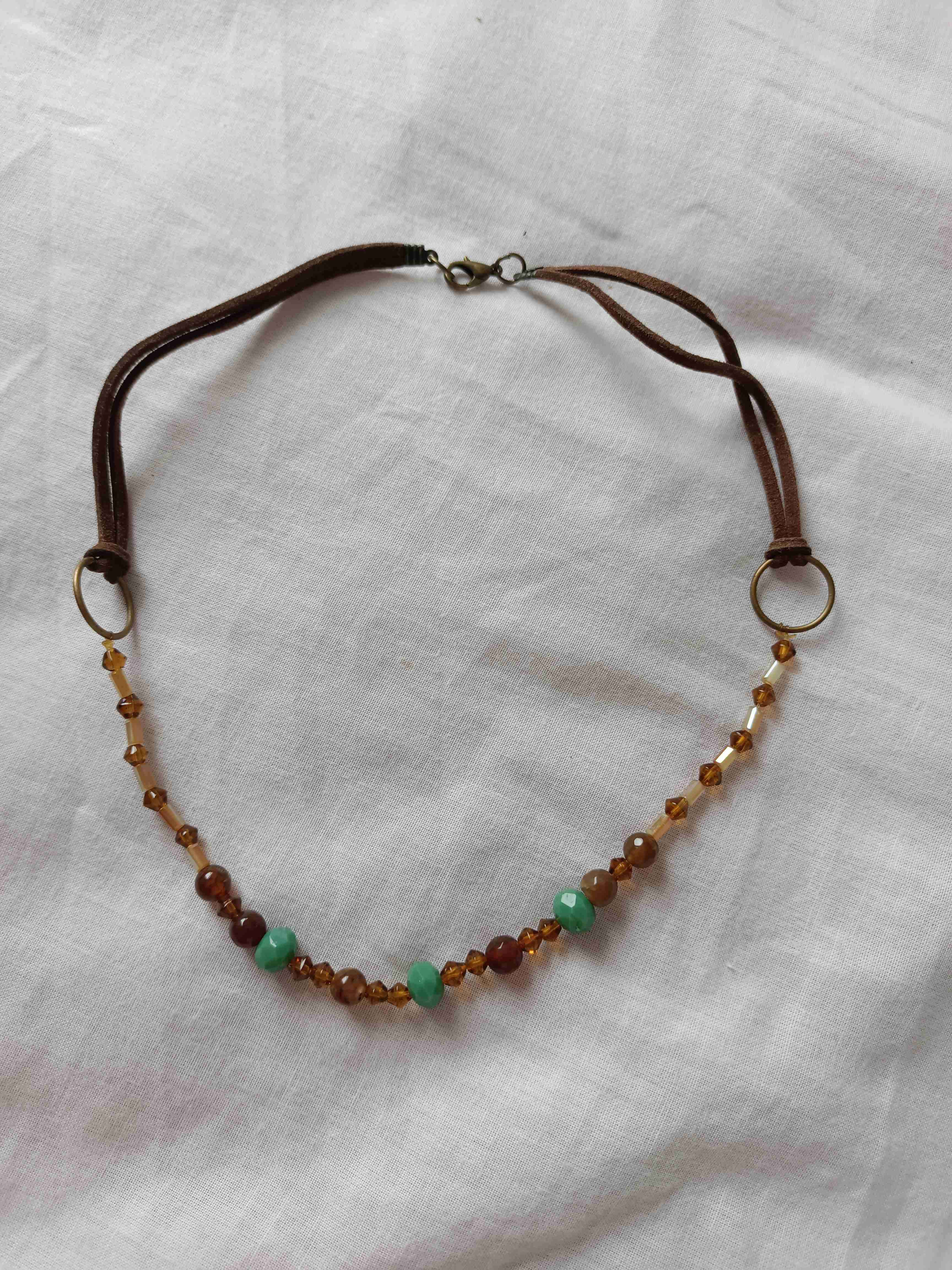Collar de cuentas marrones y verdes