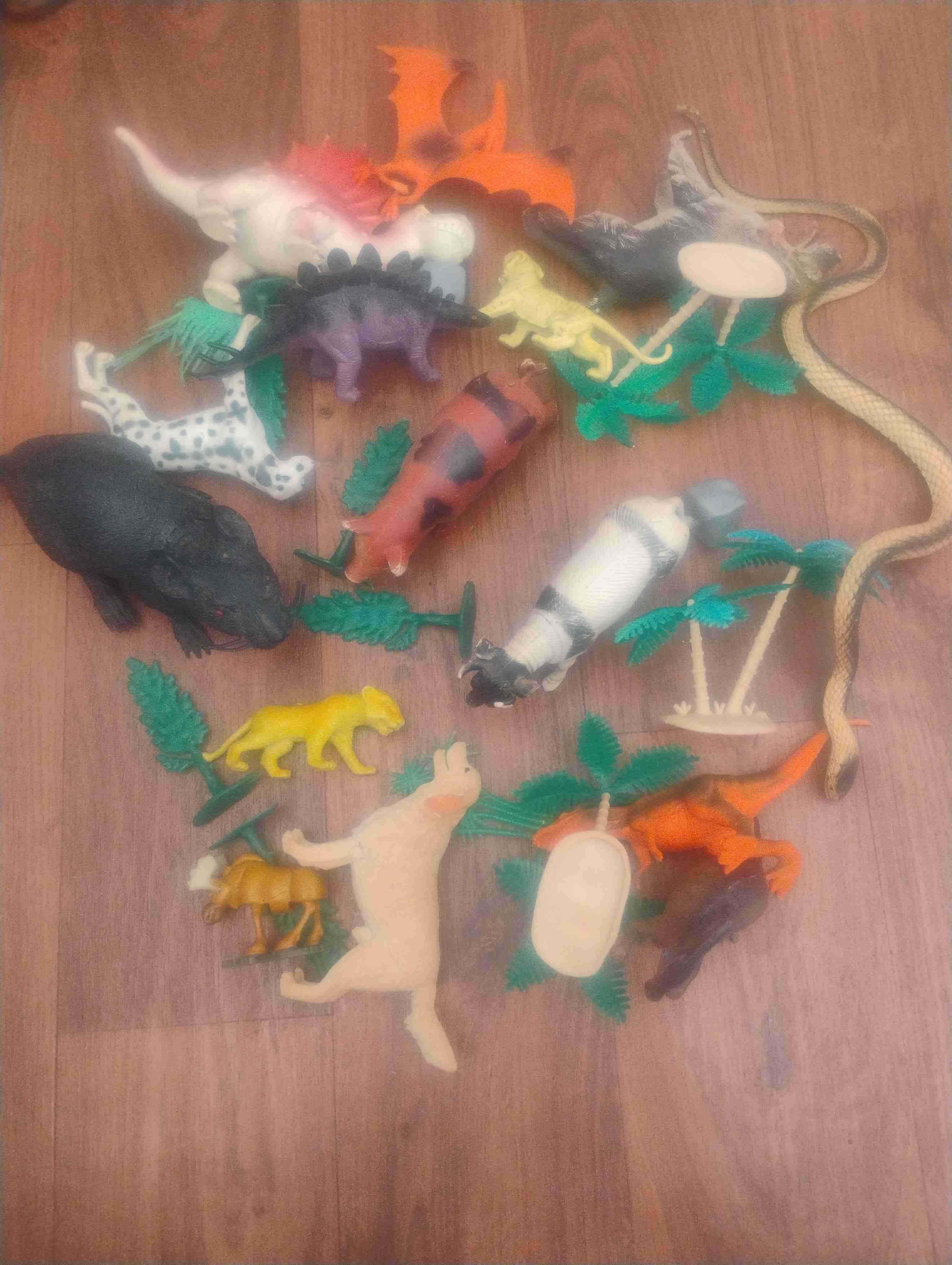 Figuras de animales y dinosaurios