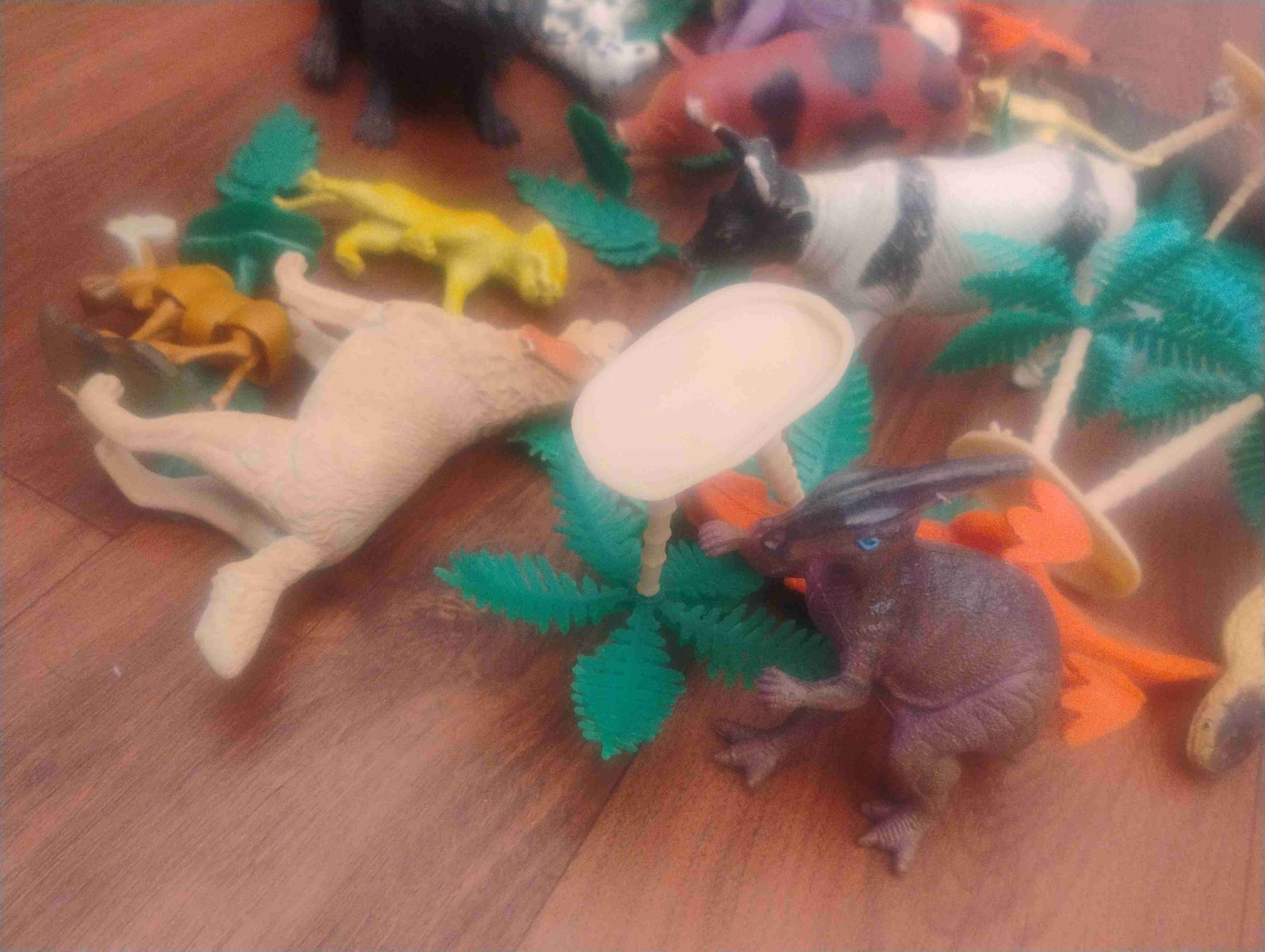 Figuras de animales y dinosaurios - miniatura 3